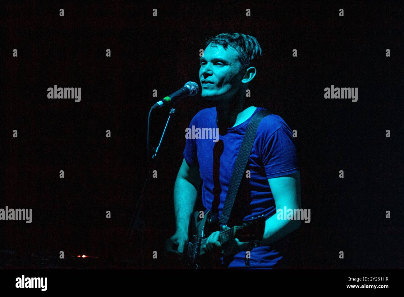 FIELD MUSIC, CONCERTO, GREEN MAN FESTIVAL 2012: David Brewis di Field Music che suona dal vivo sul far Out Stage al Green Man Festival 2012 al Glanusk Park, Brecon, Galles, agosto 2012. Foto: Rob Watkins. INFO: Field Music è un gruppo musicale indie rock britannico formatosi a Sunderland nel 2004 e noto per il loro complesso ed eclettico sound che fonde influenze art rock, pop e progressive. La loro musica presenta arrangiamenti complessi, armonie a strati e testi ponderati, creando un approccio sofisticato e innovativo al rock moderno. Foto Stock