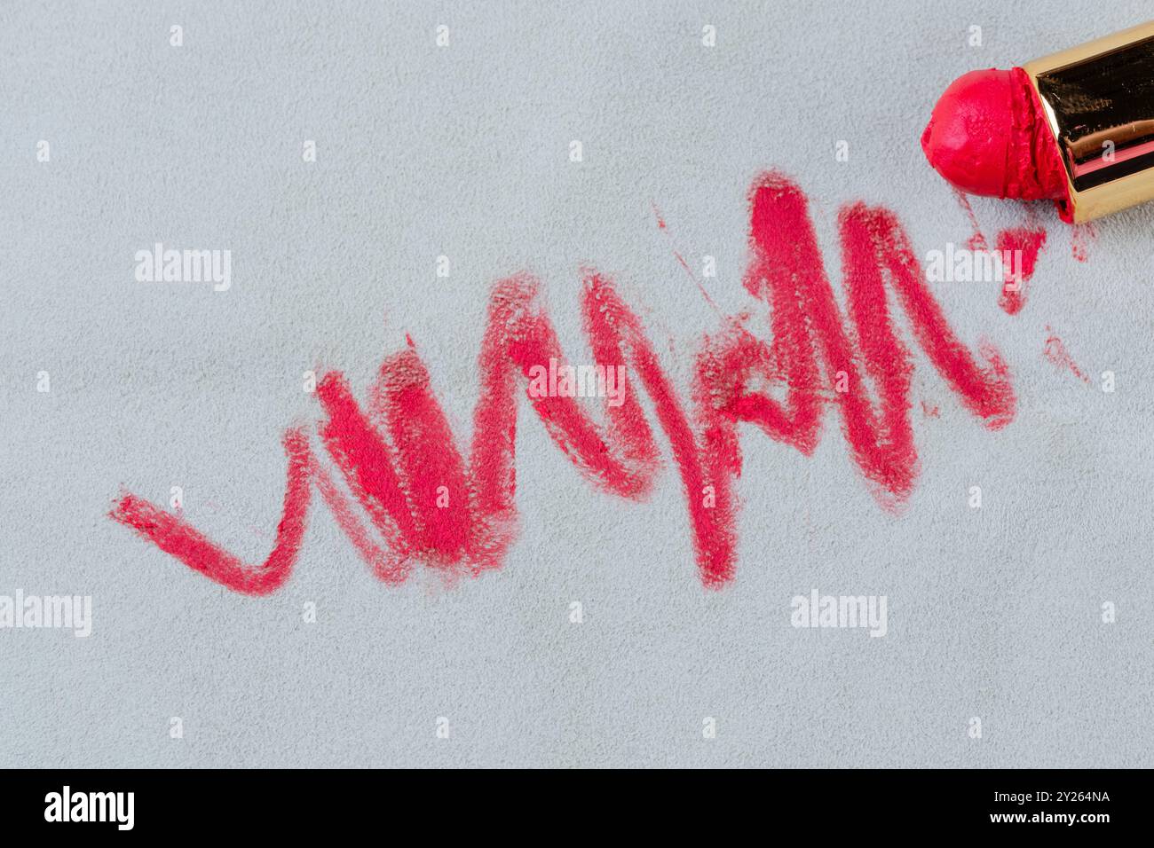 Il rossetto cosmetico sporco macchia la luce della sedia in pelle verde. concetto di colorazione per la vita quotidiana. vista dall'alto. Foto di alta qualità Foto Stock