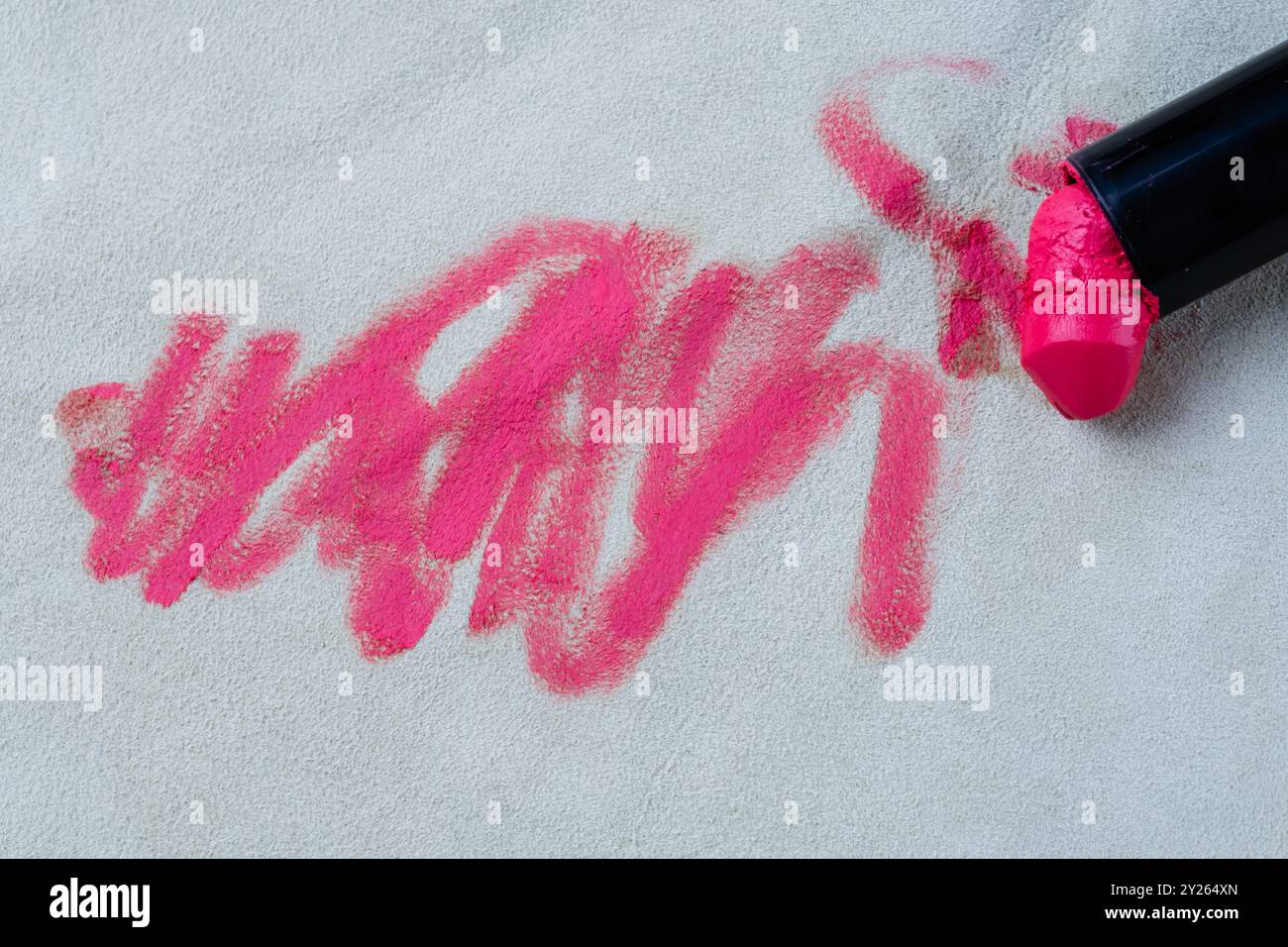 Il rossetto cosmetico sporco macchia la luce della sedia in pelle verde. concetto di colorazione per la vita quotidiana. vista dall'alto. Foto di alta qualità Foto Stock