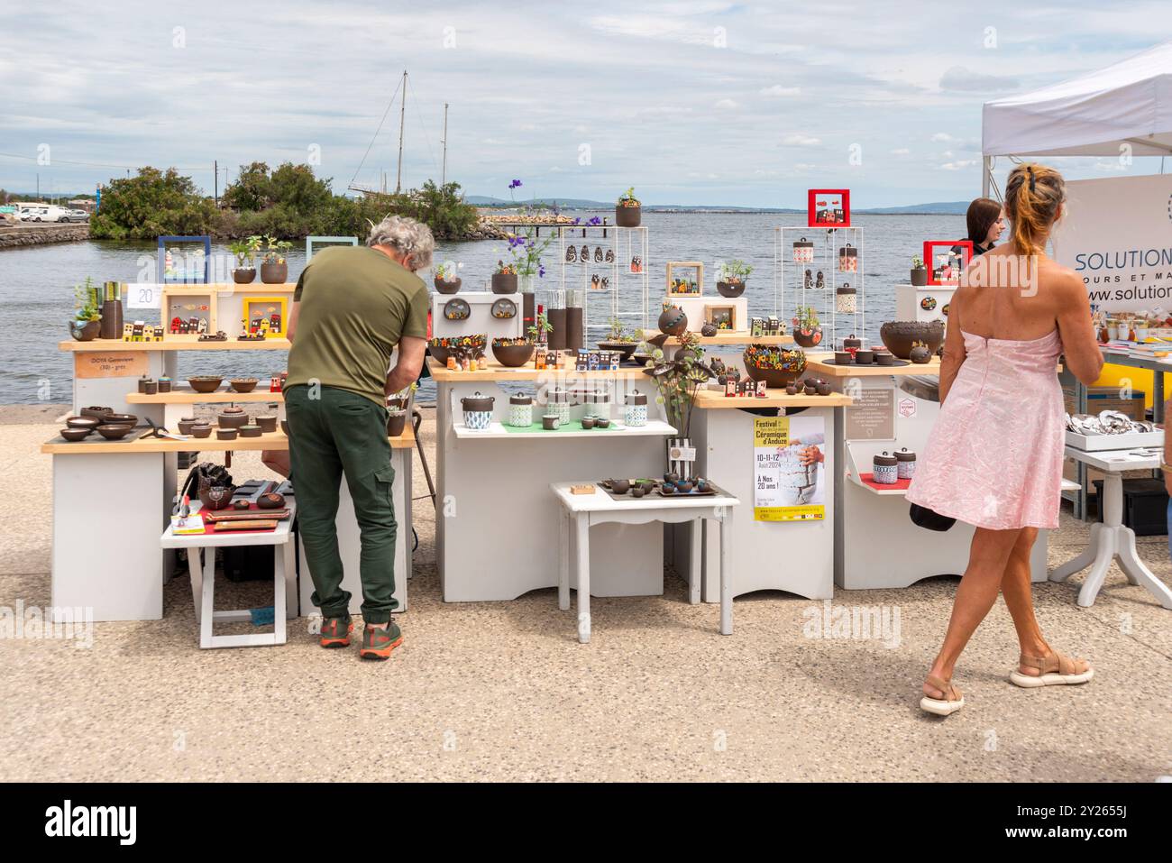 Mercato dell'artigianato e del ceramotero istituito intorno alla banchina, Marsiglia, Herault, Occitanie, Francia, Europa Foto Stock