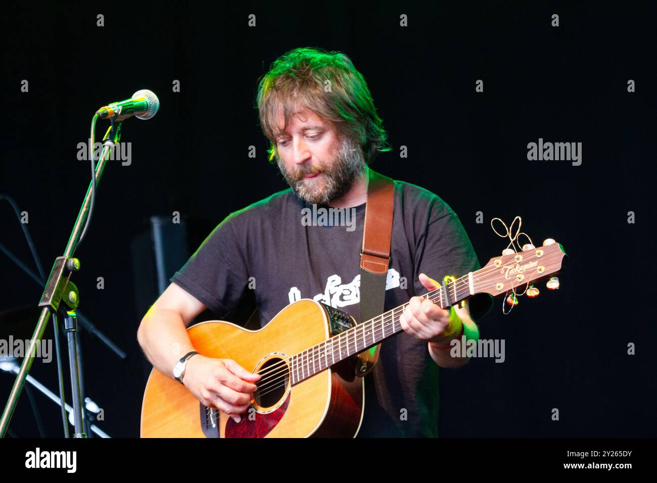 KING CREOSOTE and JON HOPKINS, CONCERTO, GREEN MAN FESTIVAL 2012: King Creosote in scena dal vivo sul Mountain Stage con Jon Hopkins (non in foto) al Green Man Festival 2012 al Glanusk Park, Brecon, Galles, agosto 2012. Foto: Rob Watkins. INFO: L'abbinamento musicale era in tournée con il loro acclamato album "Diamind Mine", che è stato nominato per il Mercury Prize 2011. Foto Stock