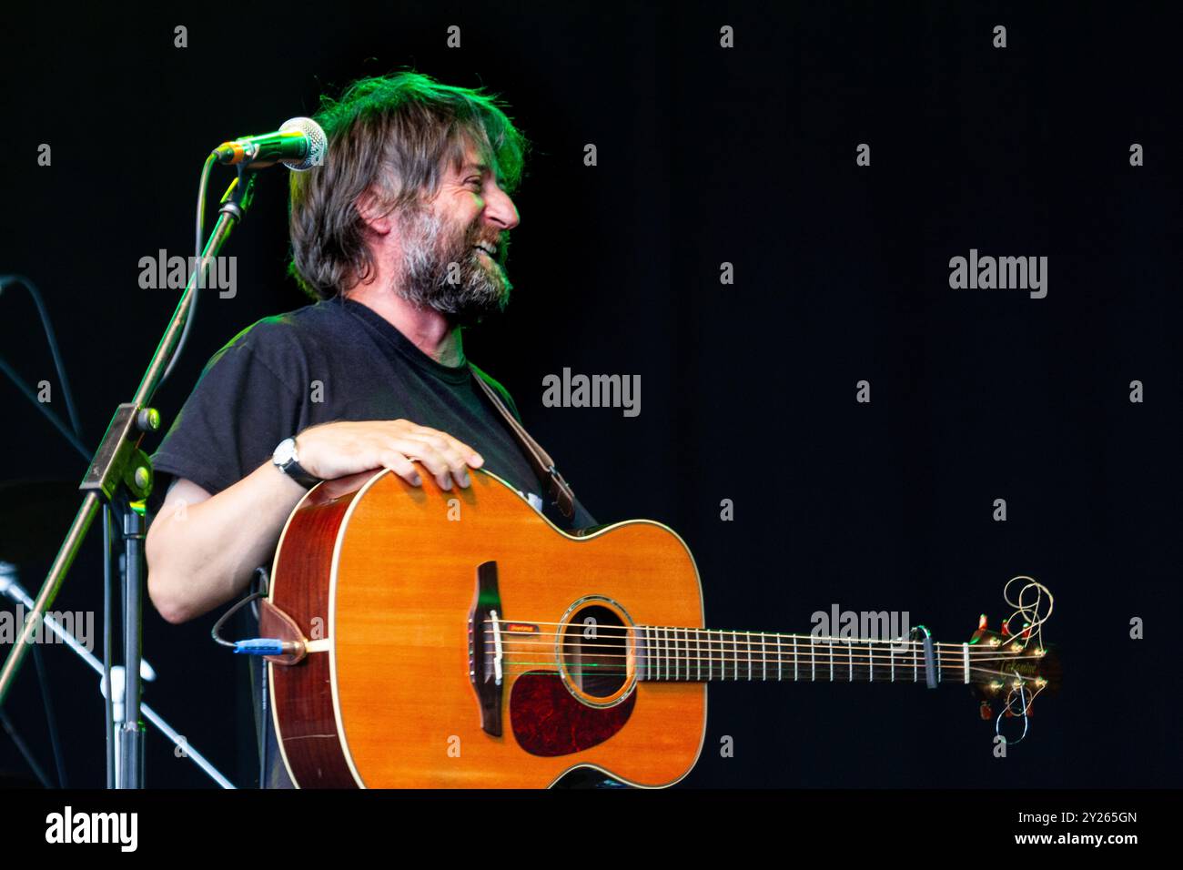 KING CREOSOTE and JON HOPKINS, CONCERTO, GREEN MAN FESTIVAL 2012: King Creosote in scena dal vivo sul Mountain Stage con Jon Hopkins (non in foto) al Green Man Festival 2012 al Glanusk Park, Brecon, Galles, agosto 2012. Foto: Rob Watkins. INFO: L'abbinamento musicale era in tournée con il loro acclamato album "Diamind Mine", che è stato nominato per il Mercury Prize 2011. Foto Stock