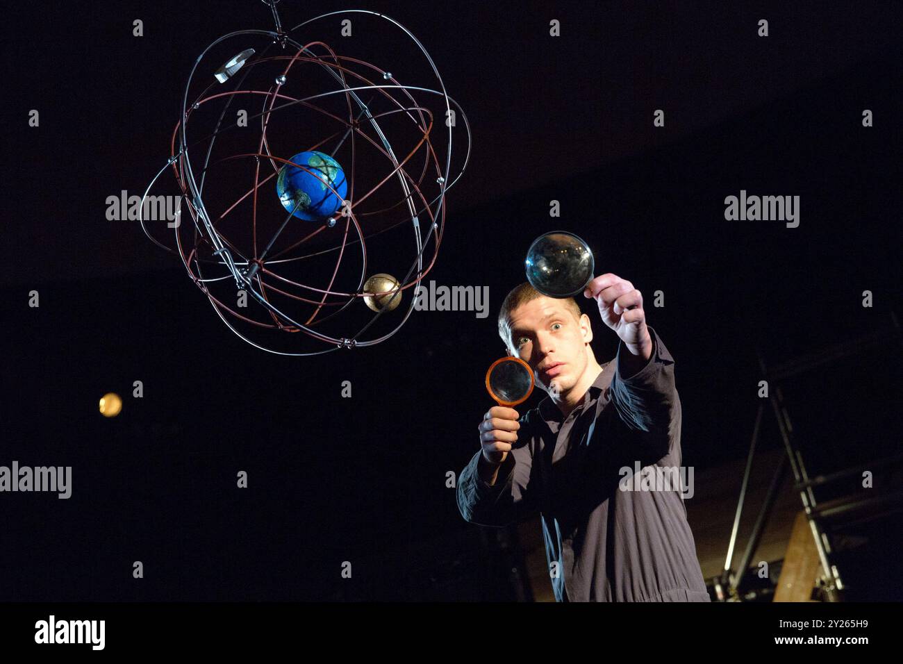 Billy Howle (Andrea) in LIFE OF GALILEO di Brecht at the Young Vic , Londra SE1 16/05/2017 design: Lizzie Clachan lighting: Jon Clark regista: Joe Wright Foto Stock
