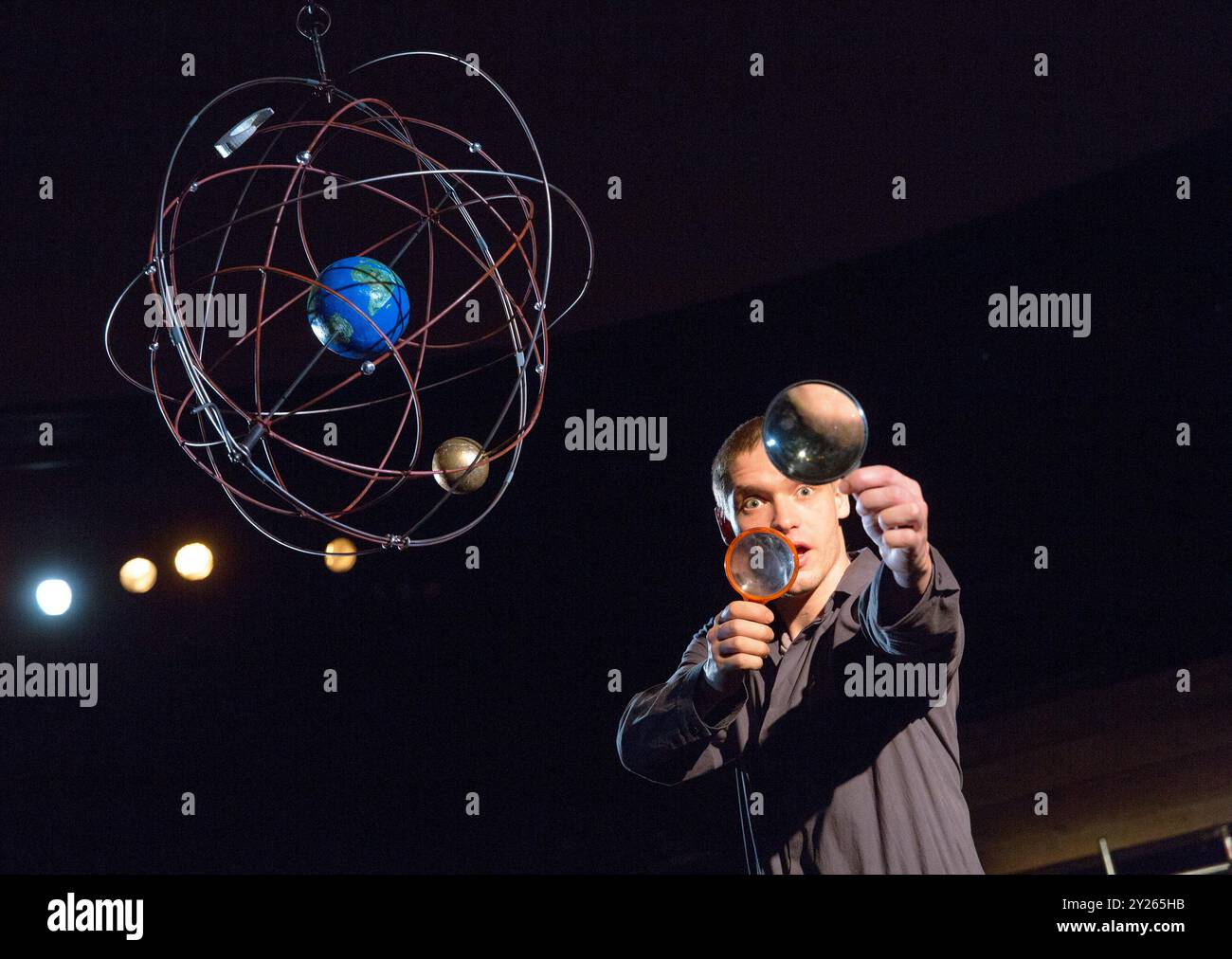 Billy Howle (Andrea) in LIFE OF GALILEO di Brecht at the Young, Londra SE1 16/05/2017 design: Lizzie Clachan lighting: Jon Clark regista: Joe Wright Foto Stock