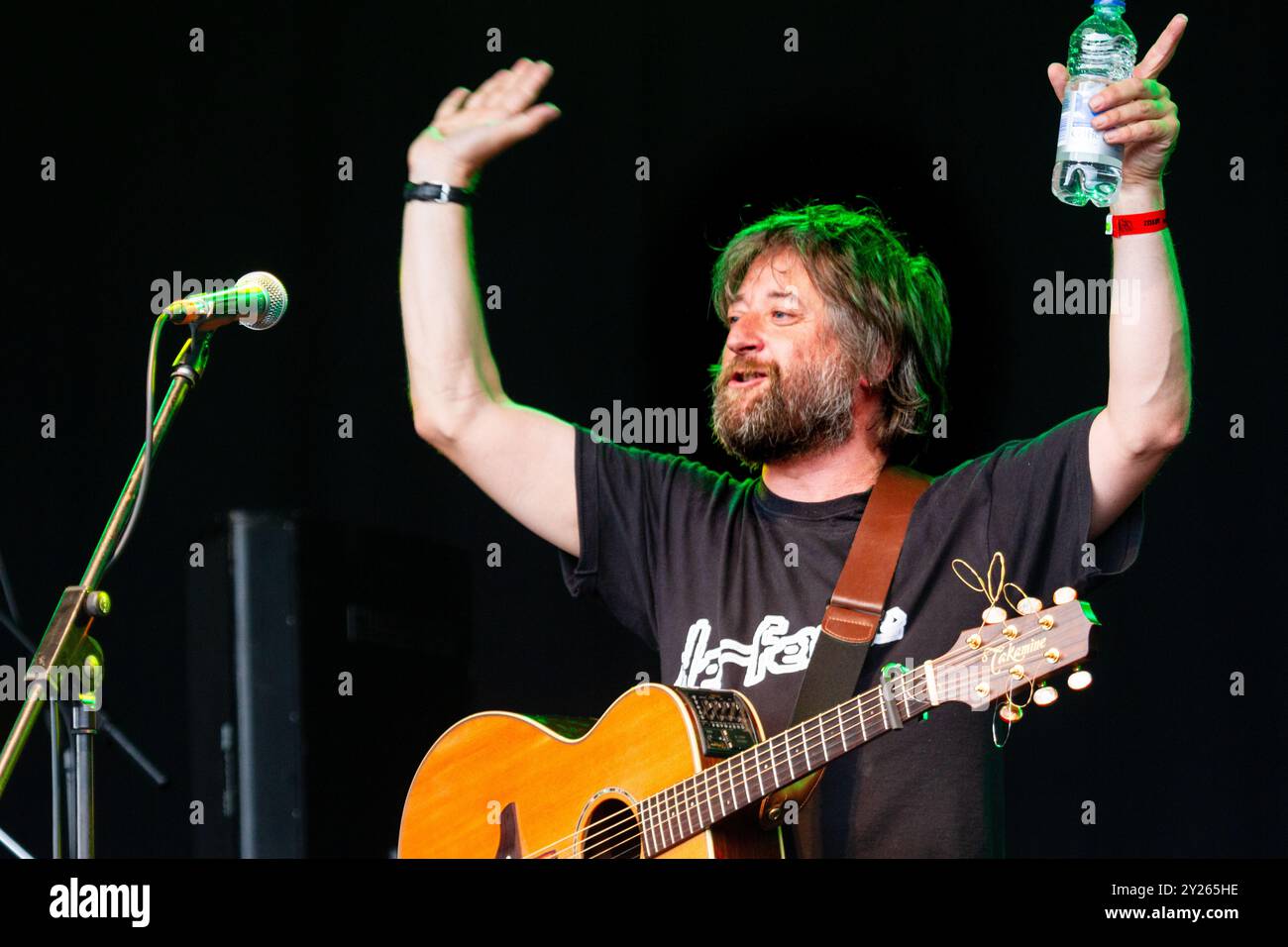 KING CREOSOTE and JON HOPKINS, CONCERTO, GREEN MAN FESTIVAL 2012: King Creosote in scena dal vivo sul Mountain Stage con Jon Hopkins (non in foto) al Green Man Festival 2012 al Glanusk Park, Brecon, Galles, agosto 2012. Foto: Rob Watkins. INFO: L'abbinamento musicale era in tournée con il loro acclamato album "Diamind Mine", che è stato nominato per il Mercury Prize 2011. Foto Stock