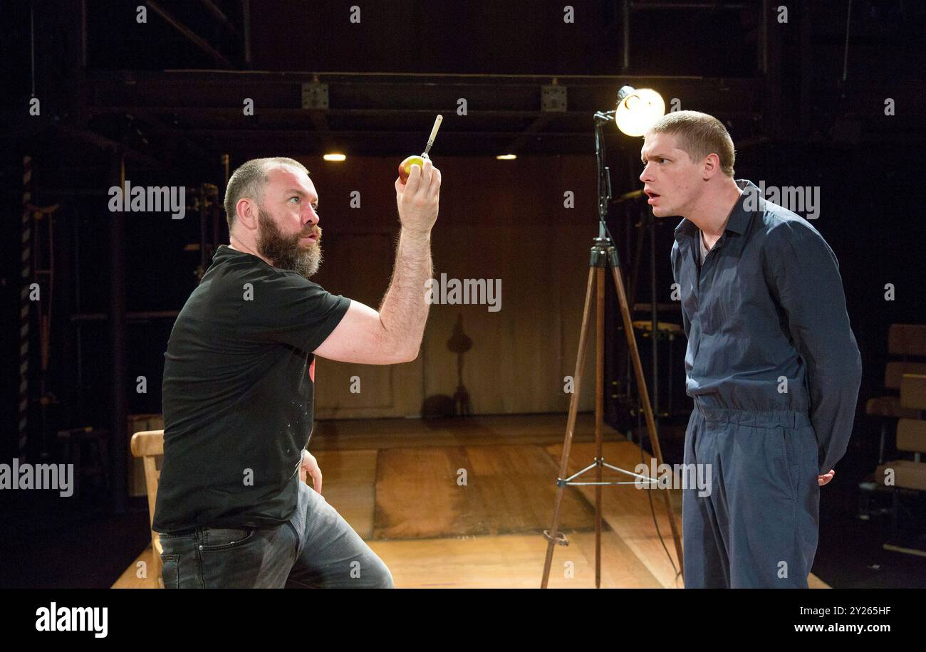 l-r: Brendan Cowell (Galileo), Billy Howle (Andrea) in LIFE OF GALILEO di Brecht al Young Vic , Londra SE1 16/05/2017 design: Lizzie Clachan lighting: Jon Clark regista: Joe Wright Foto Stock