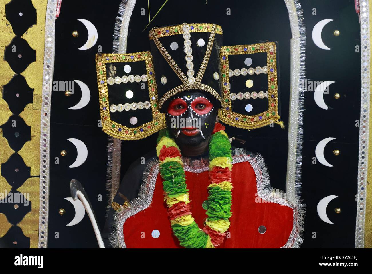 Un artista partecipa alla celebrazione Onam a Kochi, 6 settembre 2024 Foto Stock