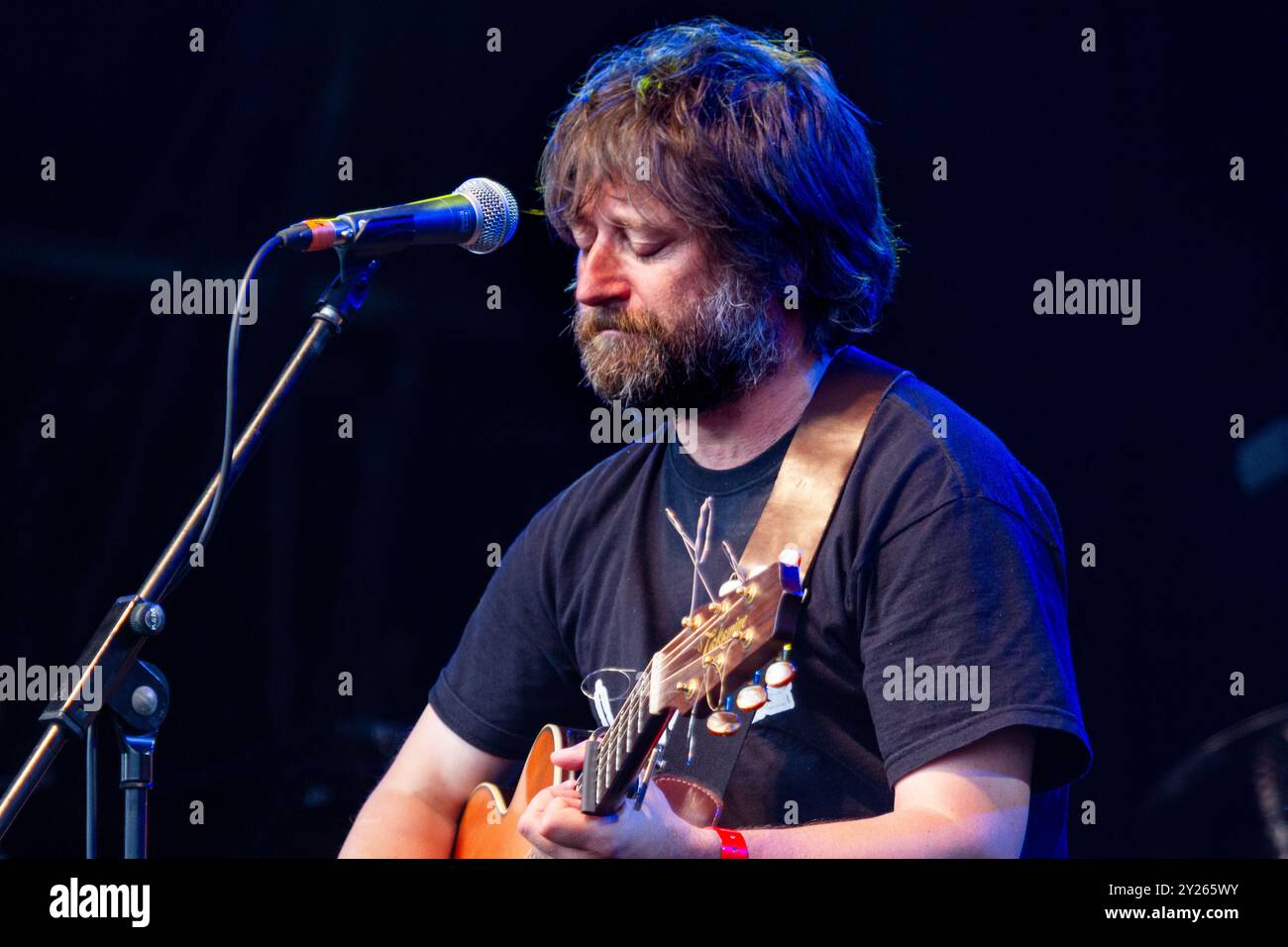 KING CREOSOTE and JON HOPKINS, CONCERTO, GREEN MAN FESTIVAL 2012: King Creosote in scena dal vivo sul Mountain Stage con Jon Hopkins (non in foto) al Green Man Festival 2012 al Glanusk Park, Brecon, Galles, agosto 2012. Foto: Rob Watkins. INFO: L'abbinamento musicale era in tournée con il loro acclamato album "Diamind Mine", che è stato nominato per il Mercury Prize 2011. Foto Stock