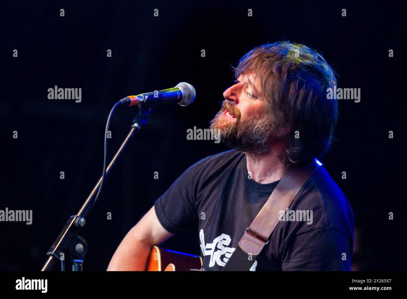 KING CREOSOTE and JON HOPKINS, CONCERTO, GREEN MAN FESTIVAL 2012: King Creosote in scena dal vivo sul Mountain Stage con Jon Hopkins (non in foto) al Green Man Festival 2012 al Glanusk Park, Brecon, Galles, agosto 2012. Foto: Rob Watkins. INFO: L'abbinamento musicale era in tournée con il loro acclamato album "Diamind Mine", che è stato nominato per il Mercury Prize 2011. Foto Stock