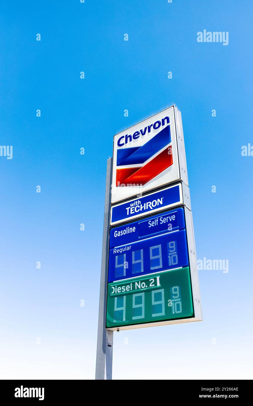 Firma con i prezzi in pertol presso un distributore di benzina Chavron, Stati Uniti Foto Stock