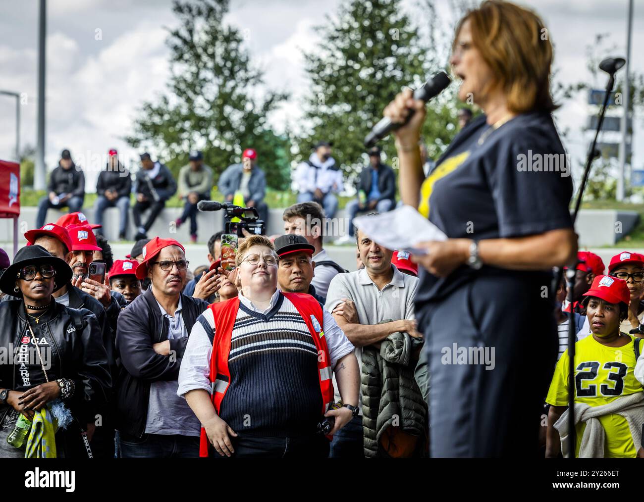 SCHIPHOL - i pulitori stanno dando il via alla settimana nazionale d'azione con uno sciopero e una manifestazione a Schiphol Plaza. Essi chiedono un regolamento strutturale sul lavoro pesante, che consentirebbe alle persone con un lavoro pesante di andare in pensione prima. ANP REMKO DE WAAL paesi bassi - uscita belgio Foto Stock