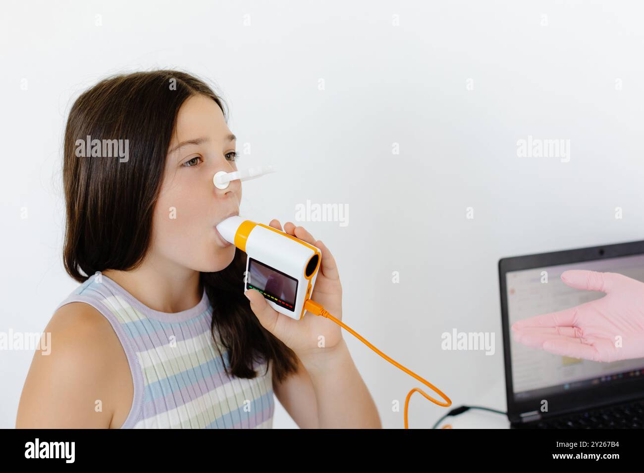 Ragazza che verifica la funzione respiratoria tramite spirometria nell'ufficio medico. Diagnosi della funzione respiratoria nella malattia polmonare. Foto Stock