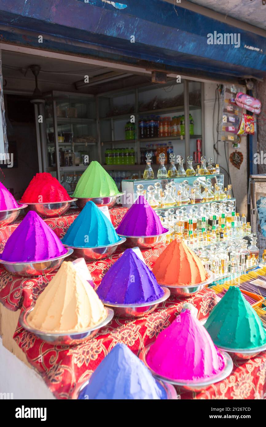 India, Kerala, Kochi (Fort Cochin), piramidi di polvere colorata di Rangoli al mercato turistico di strada Foto Stock