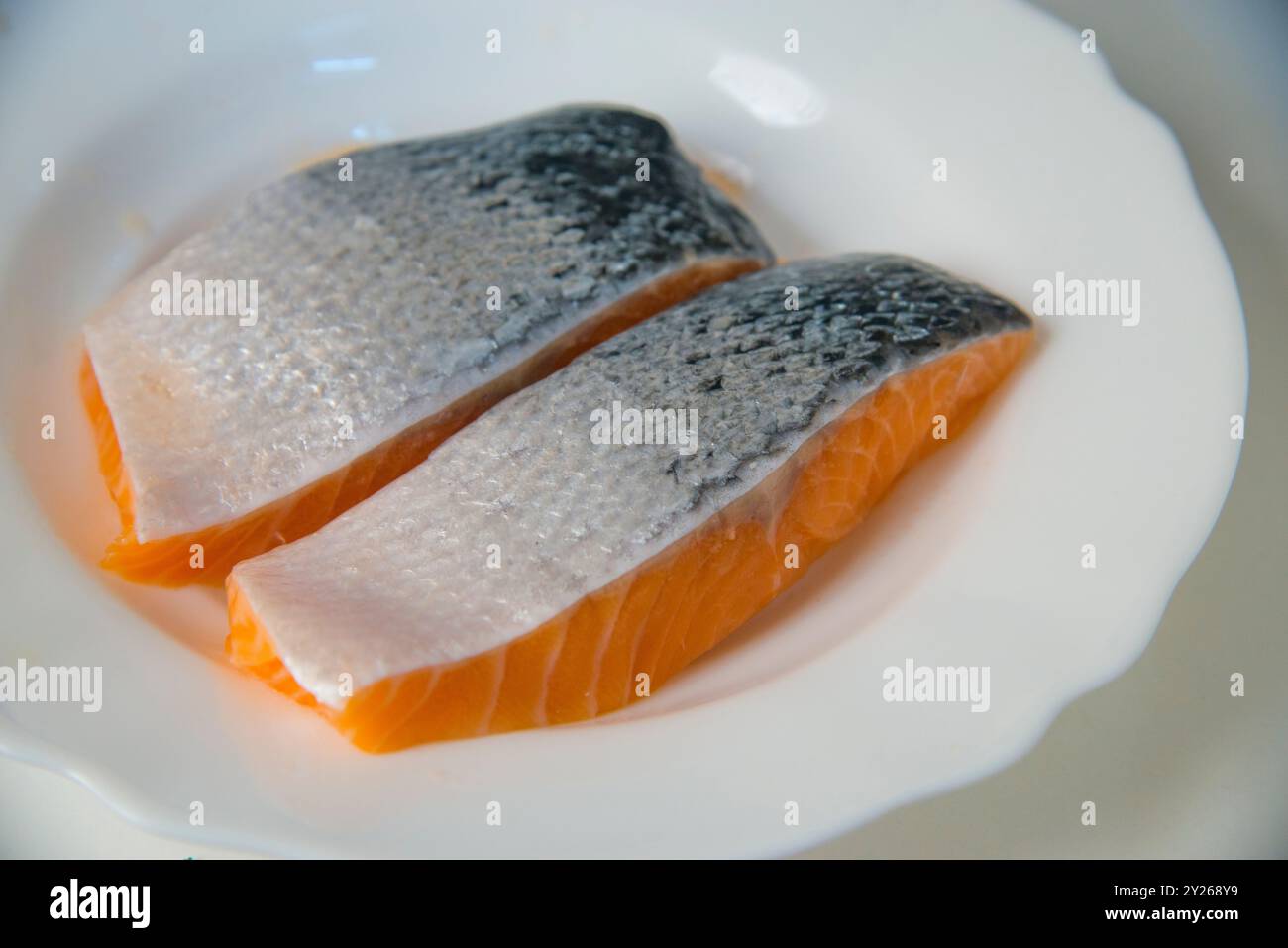 Due filetti di salmone crudi in un piatto. Foto Stock