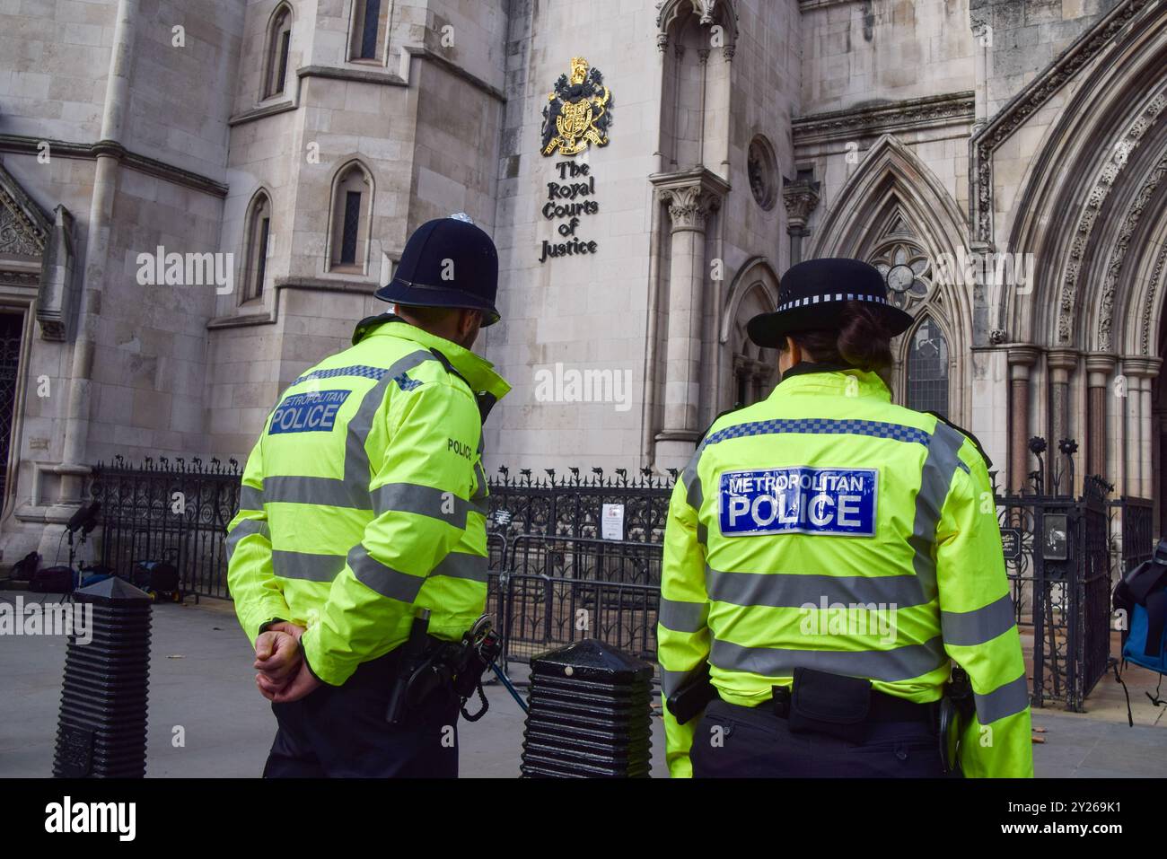 Londra, Regno Unito. 16 novembre 2021. Gli agenti della polizia metropolitana si trovano fuori dalla Royal Courts of Justice. Credito: Vuk Valcic/Alamy Foto Stock