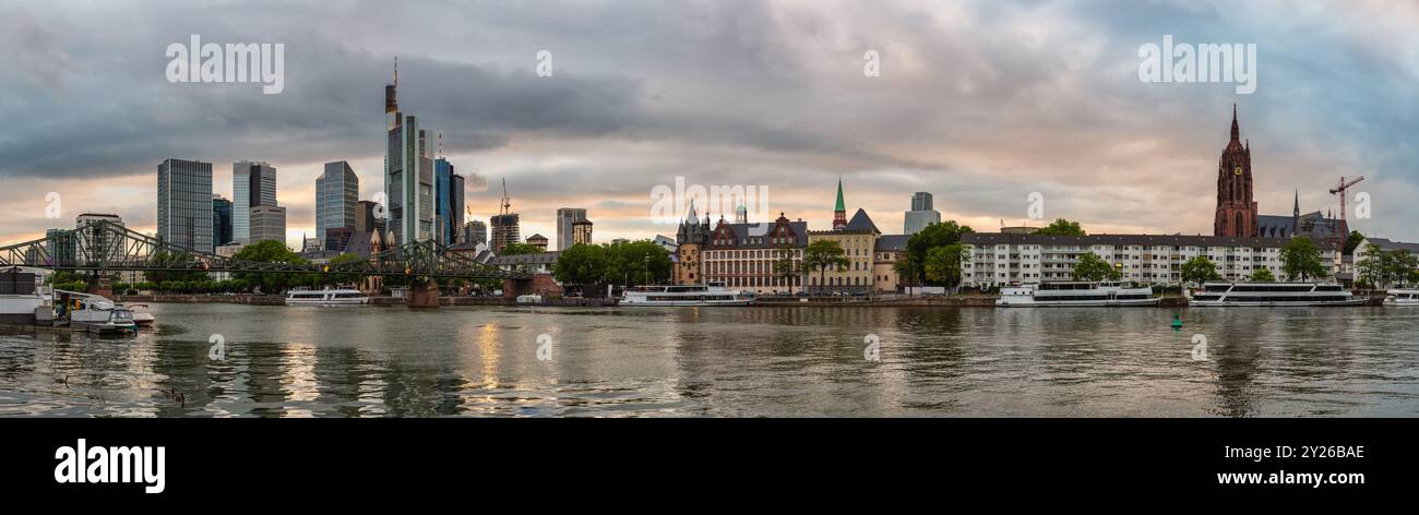 Francoforte Germania, panorama tramonto skyline della città sul fiume meno e grattacielo business Foto Stock