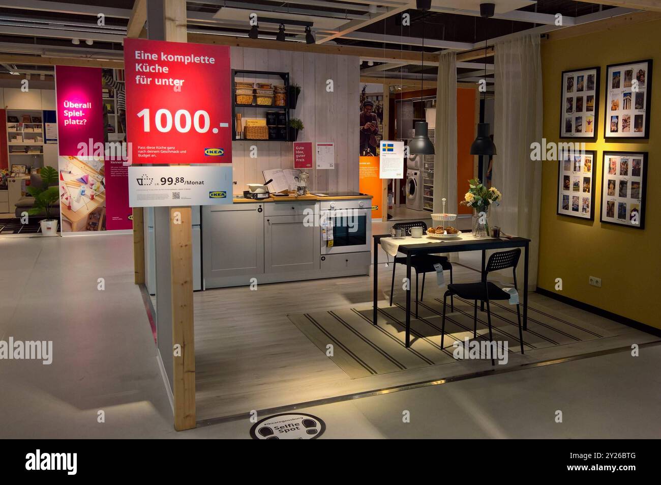 IKEA Einrichtungshaus. Die IKEA Deutschland GmbH und Co KG ist ein deutsches Unternehmen der Einrichtungsbranche, das mit Stand settembre 2020 bundesweit 54 IKEA-Einrichtungshäuser betreibt. Foto: Ausstellung, Küche für unter 1000 Euro *** Ikea negozio di mobili IKEA Deutschland GmbH und Co KG è un'azienda tedesca nel settore dell'arredamento che gestisce 54 negozi IKEA a livello nazionale a partire da settembre 2020 Mostra fotografica, cucina per meno di 1000 euro Foto Stock