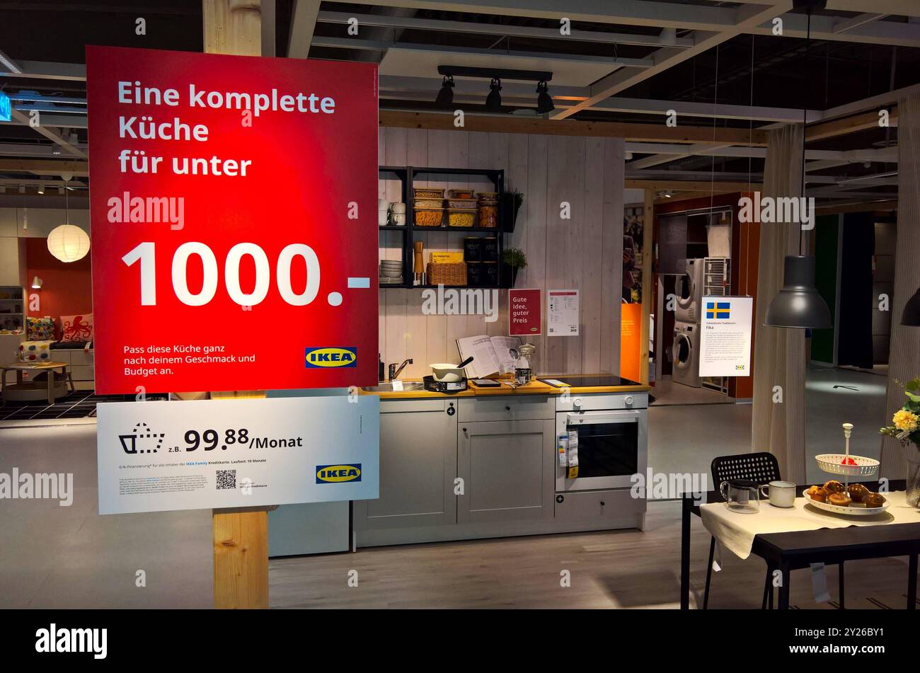 IKEA Einrichtungshaus. Die IKEA Deutschland GmbH und Co KG ist ein deutsches Unternehmen der Einrichtungsbranche, das mit Stand settembre 2020 bundesweit 54 IKEA-Einrichtungshäuser betreibt. Foto: Ausstellung, komplette Küche für unter 1000 Euro *** Ikea negozio di mobili IKEA Deutschland GmbH und Co KG è un'azienda tedesca nel settore dell'arredamento che gestisce 54 negozi IKEA a livello nazionale a partire da settembre 2020 Mostra fotografica, cucina completa per meno di 1000 euro Foto Stock