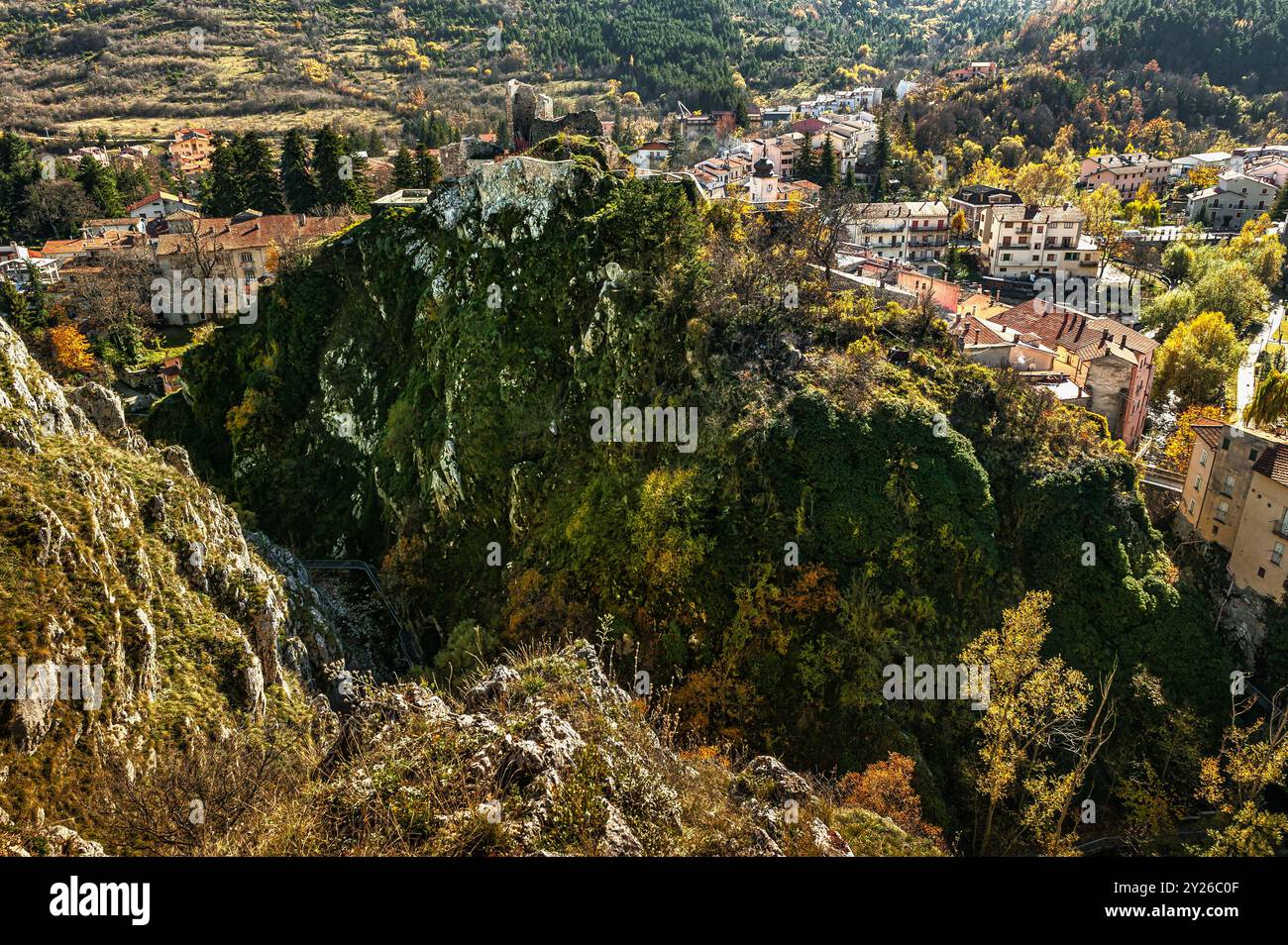 Il paese montano di Alfedena immerso nel bosco con i colori autunnali del Parco Nazionale d'Abruzzo Lazio e Molise. Alfedena, Abruzzo Foto Stock