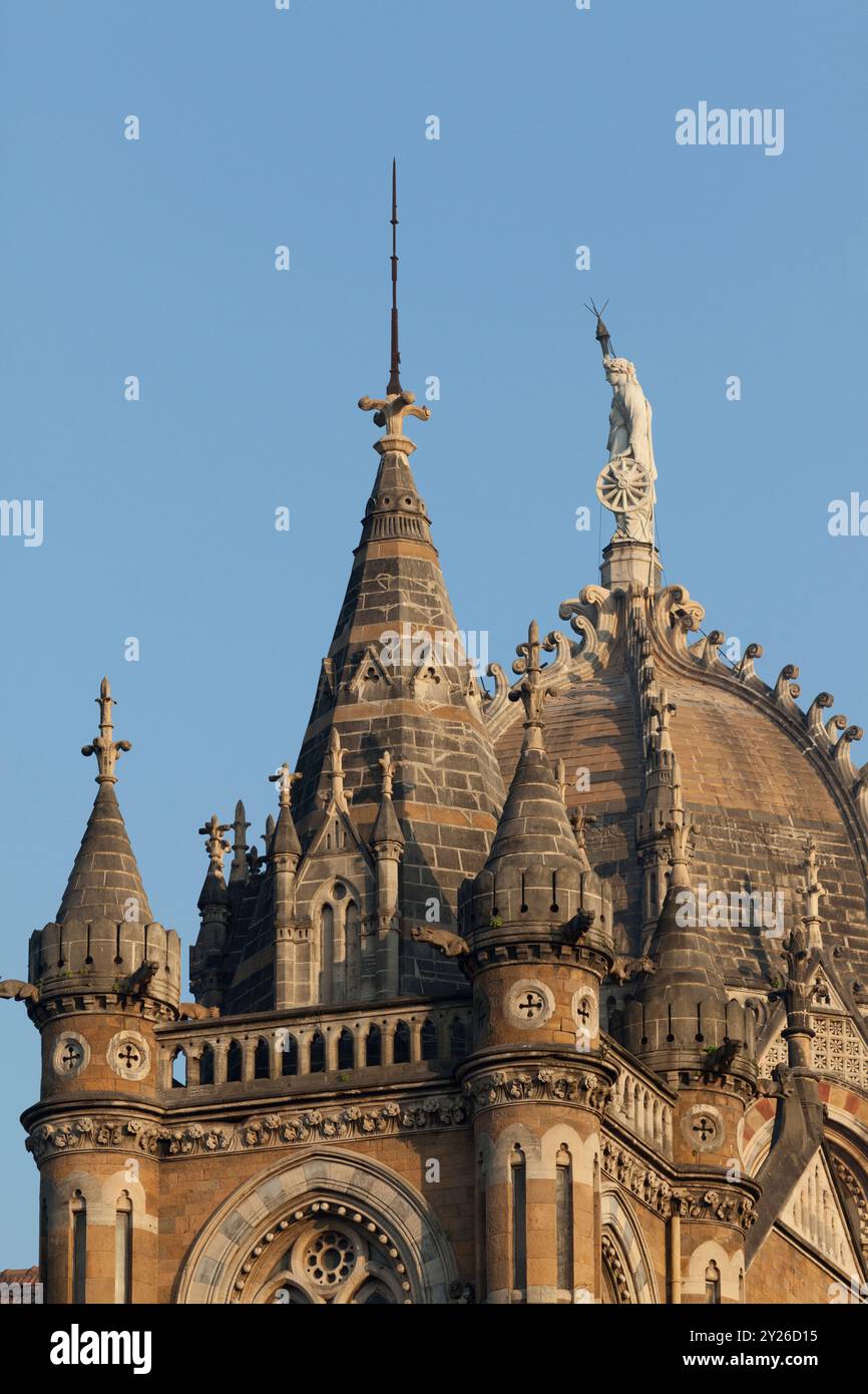 Il terminal Chhatrapati Shivaji è un sito patrimonio dell'umanità dell'UNESCO. Dettagli della cupola centrale. Foto Stock