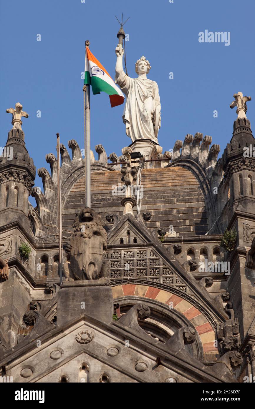 Il terminal Chhatrapati Shivaji è un sito patrimonio dell'umanità dell'UNESCO. Dettagli della cupola centrale. Mumbai, India. Foto Stock