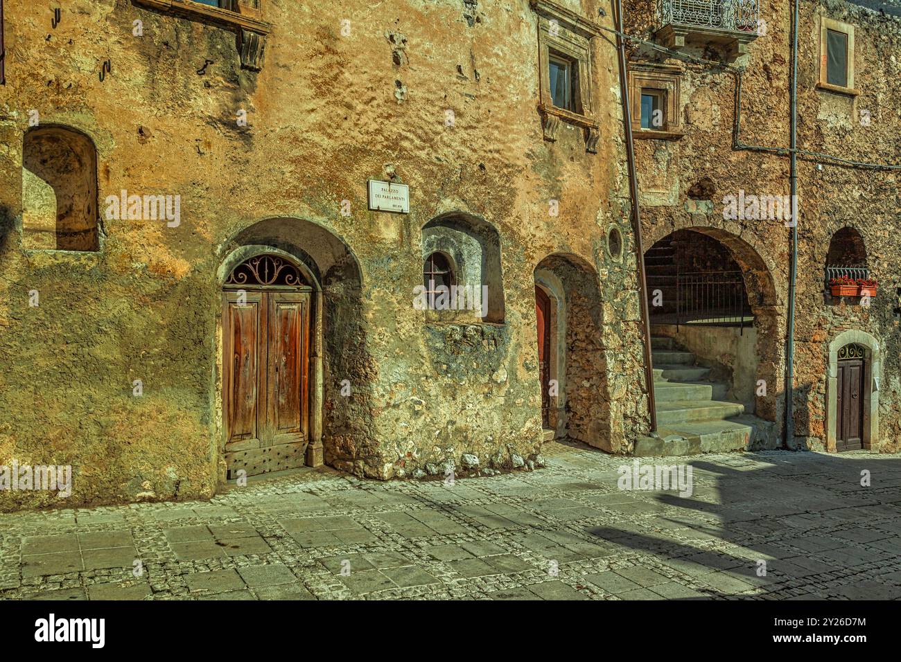 Uno scorcio del centro storico di Calascio nel Parco Nazionale del Gran Sasso e Monti della Laga. Calascio, provincia dell'Aquila, Abruzzo, Italia Foto Stock