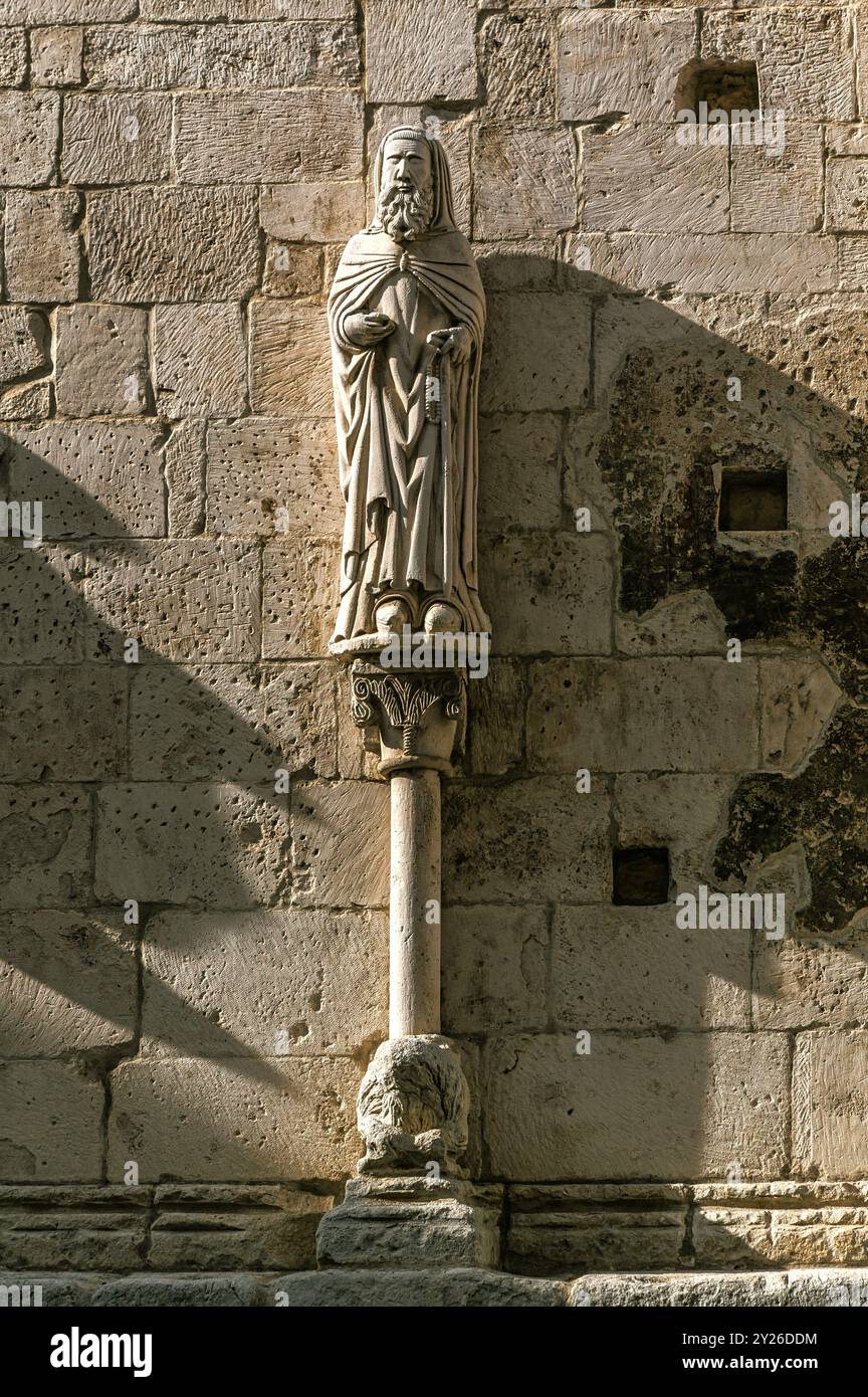 Abbazia di Santa Maria maggiore l'esterno della chiesa mostra sculture di apostoli, pellegrini e cantanti. Caramanico Terme, Abruzzo Foto Stock