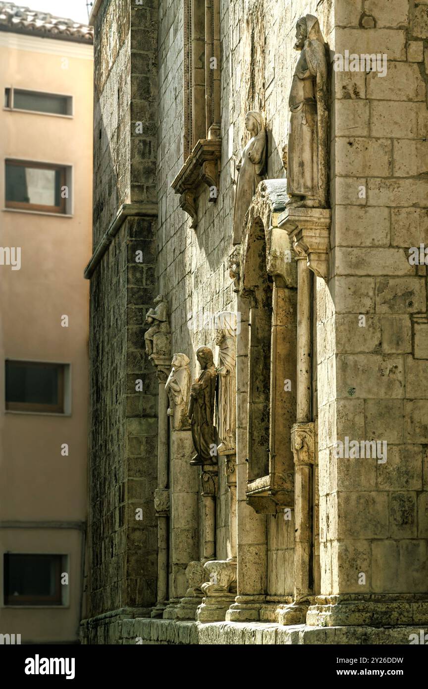 Abbazia di Santa Maria maggiore l'esterno della chiesa mostra sculture di apostoli, pellegrini e cantanti. Caramanico Terme, Abruzzo Foto Stock