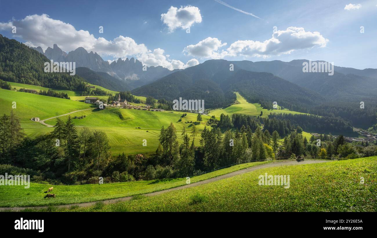 Paesaggio dolomitico nelle Alpi italiane, chiesa di Santa Maddalena e montagne Odle sullo sfondo. Val di Funes, Trentino alto Adige Foto Stock