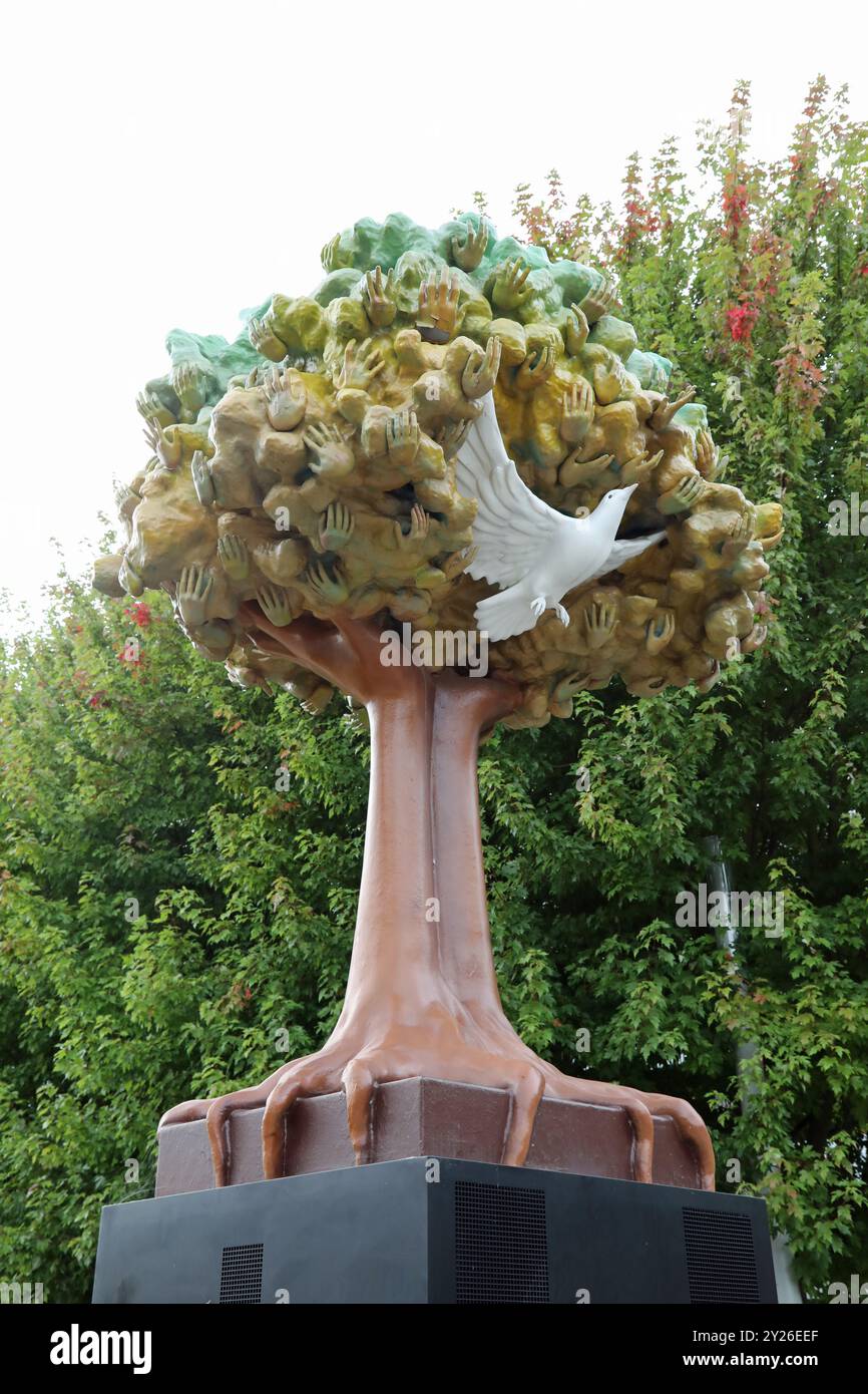 Arte concettuale Tree of Hands agli Starley Gardens di Coventry Foto Stock