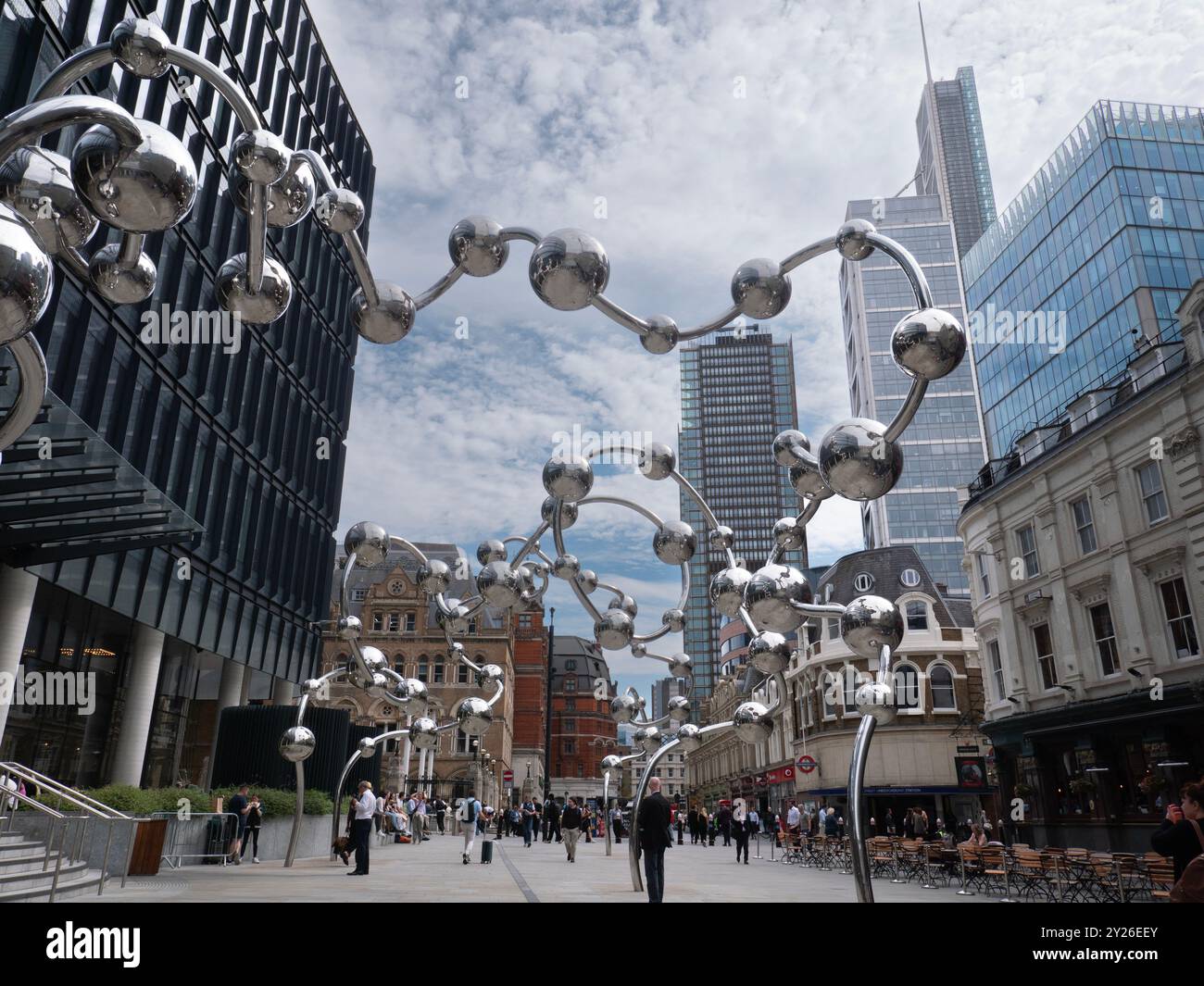 Accumulo infinito di Yayoi Kusama, commissionato dalla fondazione artistica crossrail al di fuori del 100 di Liverpool Street Londra Regno Unito Foto Stock