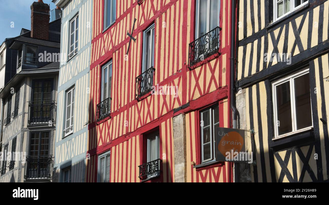 Rouen ha bellissime case multicolore "a graticcio" o "in paglia". Questa tecnica di costruzione risale al Medioevo. Foto Stock