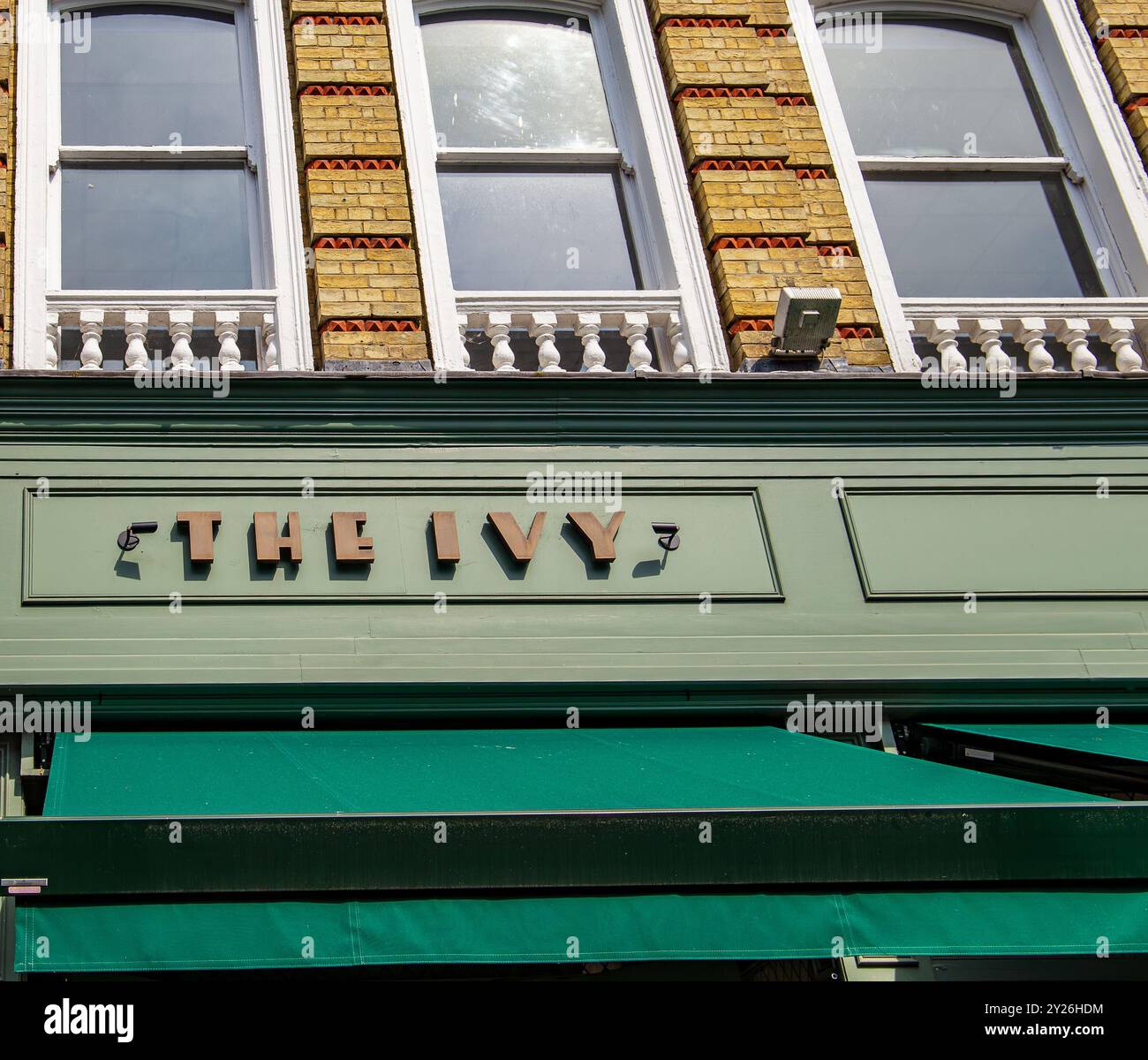 Facciata del ristorante Ivy con tendone verde e mattoni decorativi in un edificio storico di Winchester UK Foto Stock