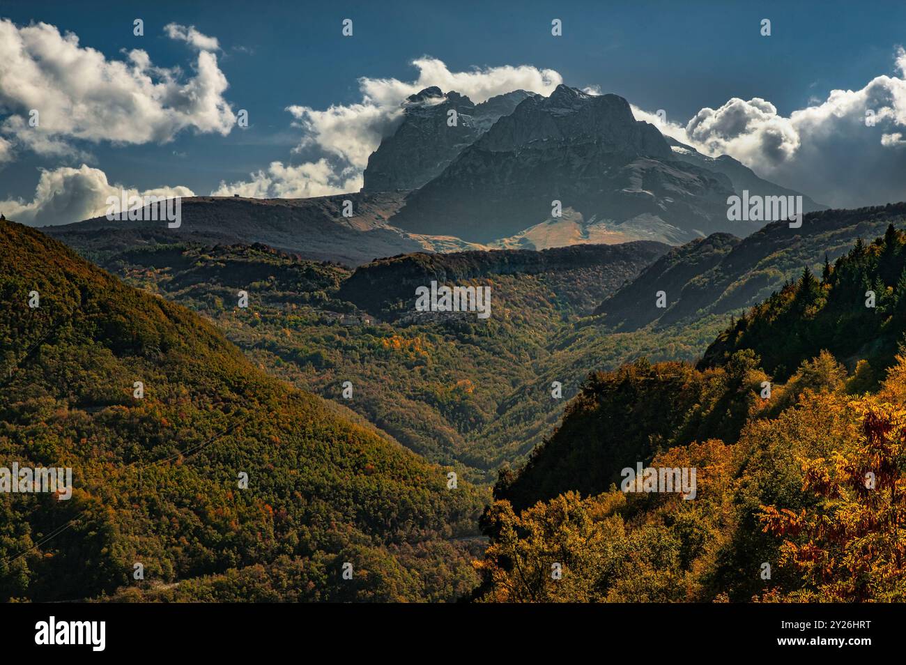 Le vette del Corno grande e del Pizzo Intermesoli nel Parco Nazionale del Gran Sasso e Monti della Laga con i boschi dai colori autunnali. Abruzzo, Italia Foto Stock