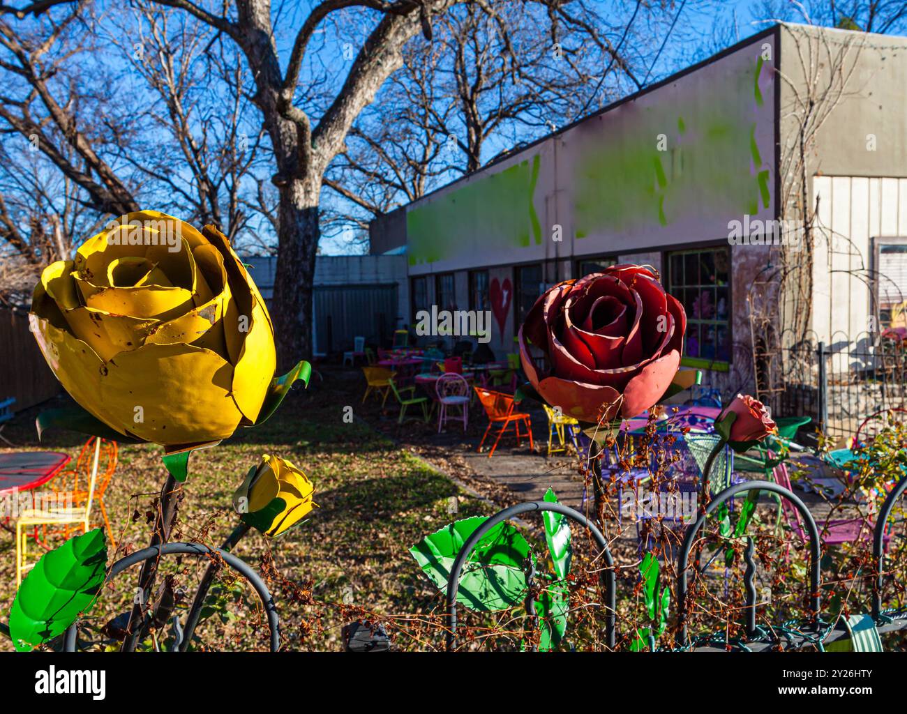 Metal Rose Sculptures and Small Shop in Town Square, Glen Rose, Texas, USA Foto Stock