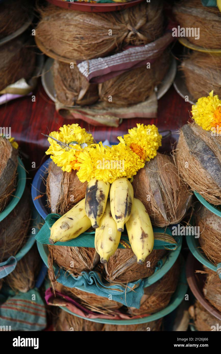 Offerte del tempio Shanta Dugra fuori dal tempio, Goa, India. Foto Stock