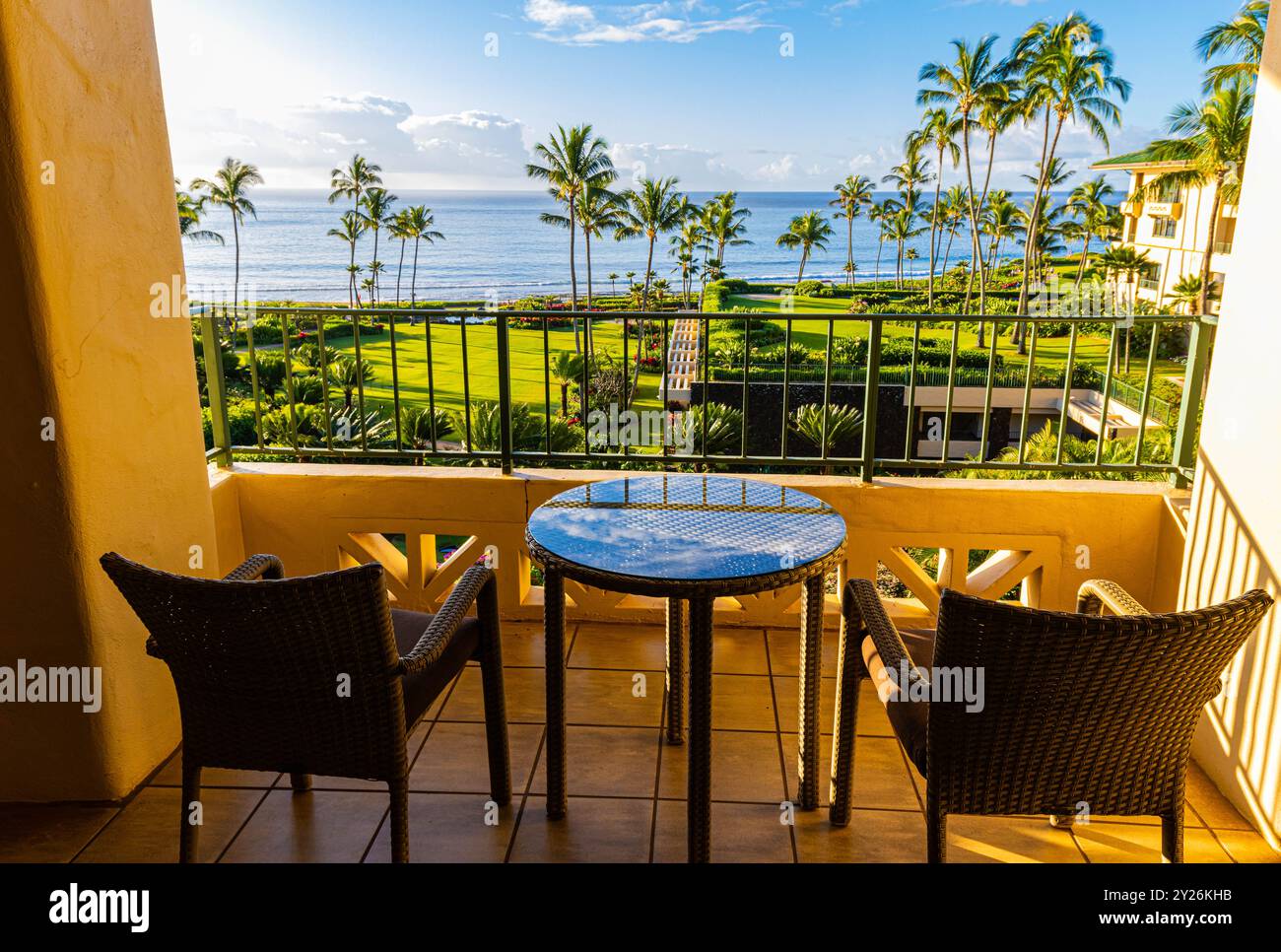 Piccolo Lanai affacciato sull'Oceano Pacifico al Resort Hotel sulla spiaggia di Shipwreck, Poipu, Kauai, Hawaii, Stati Uniti Foto Stock
