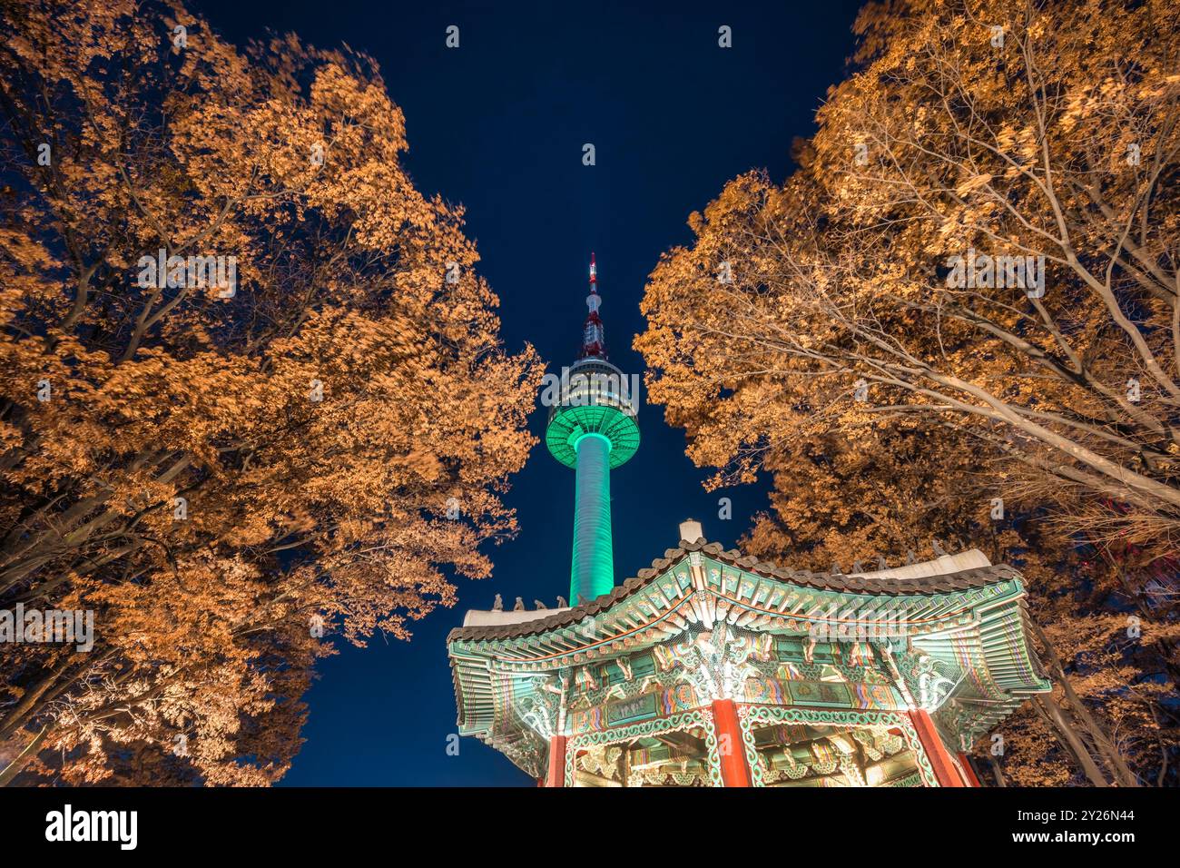 Serata a Seoul nella Corea del Sud al Monte Namsan con il Padiglione Palgakjeong e la torre Foto Stock