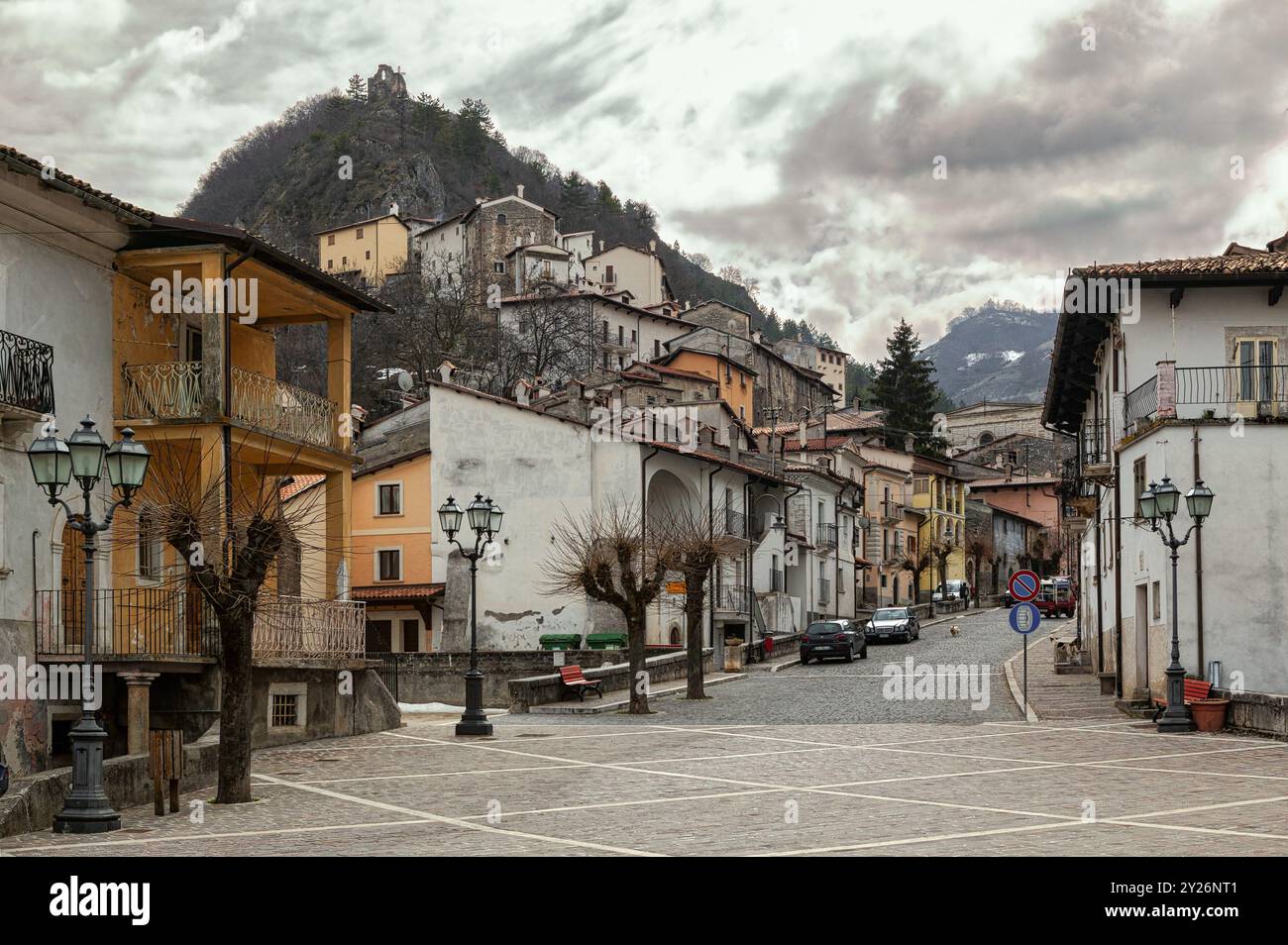 Il villaggio di montagna di Rocca Pia sotto un cielo nuvoloso. Rocca Pia, provincia dell'Aquila, Abruzzo, Italia, Europa Foto Stock