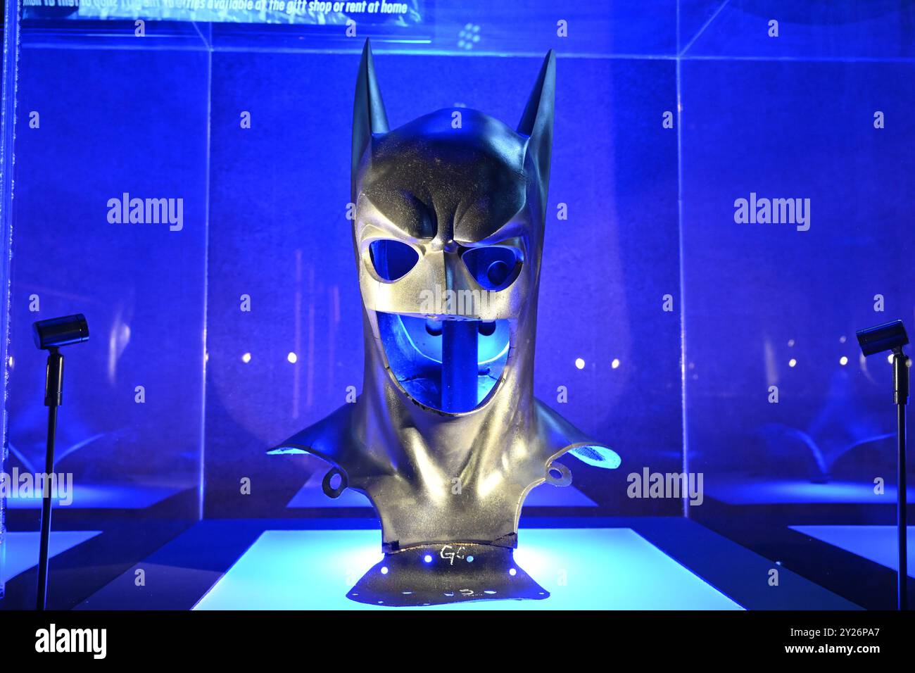 Batman's Cowl indossato da George Clooney come 'Batman' - Batman & Robin (1997) alla mostra Batman Unmasked di Londra Foto Stock