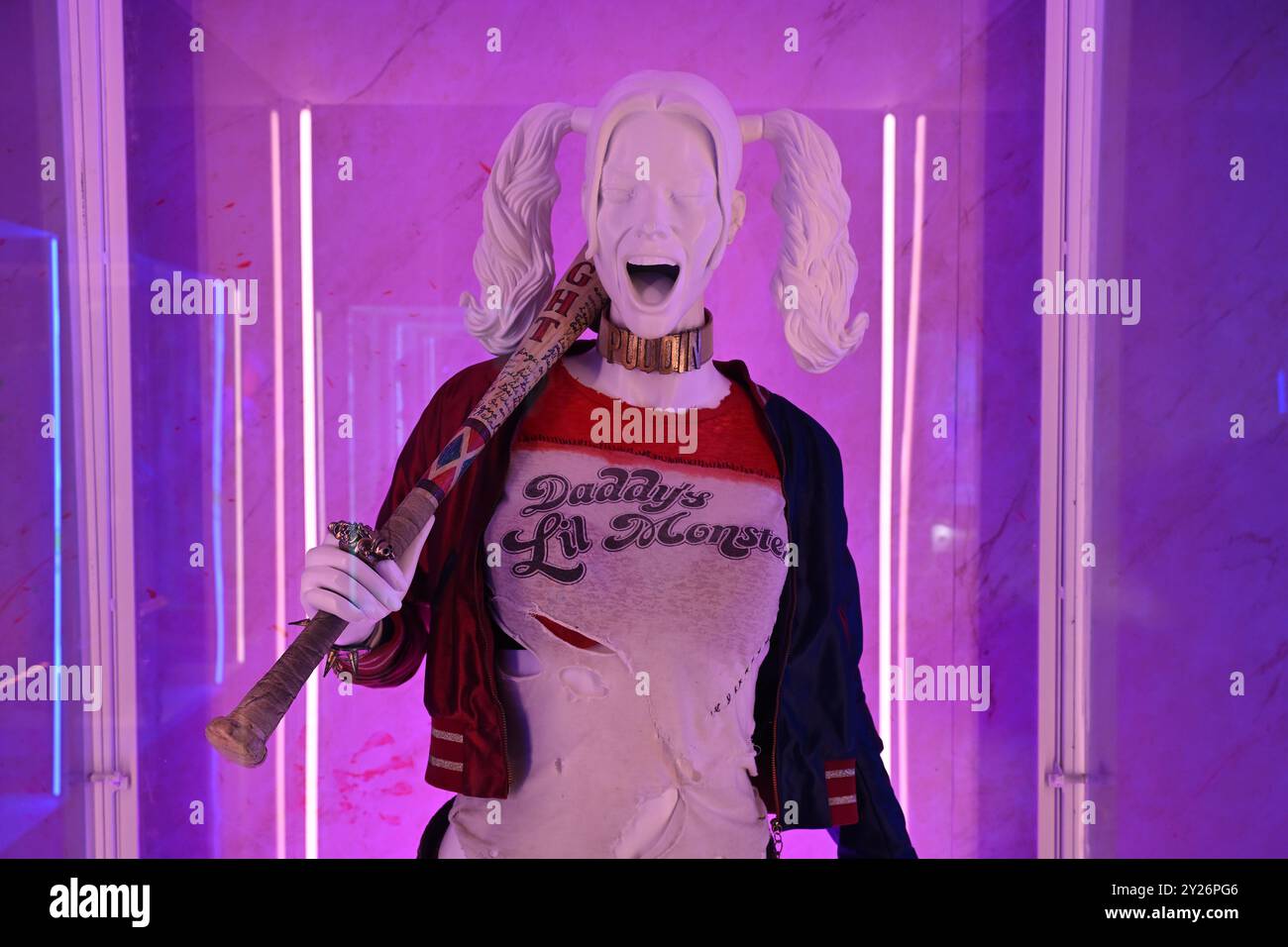 Costume di Harley Quinn indossato da Margot Robbie come «Harley Quinn» - Suicide Squad (2016) in mostra alla mostra Batman Unmasked di Londra Foto Stock