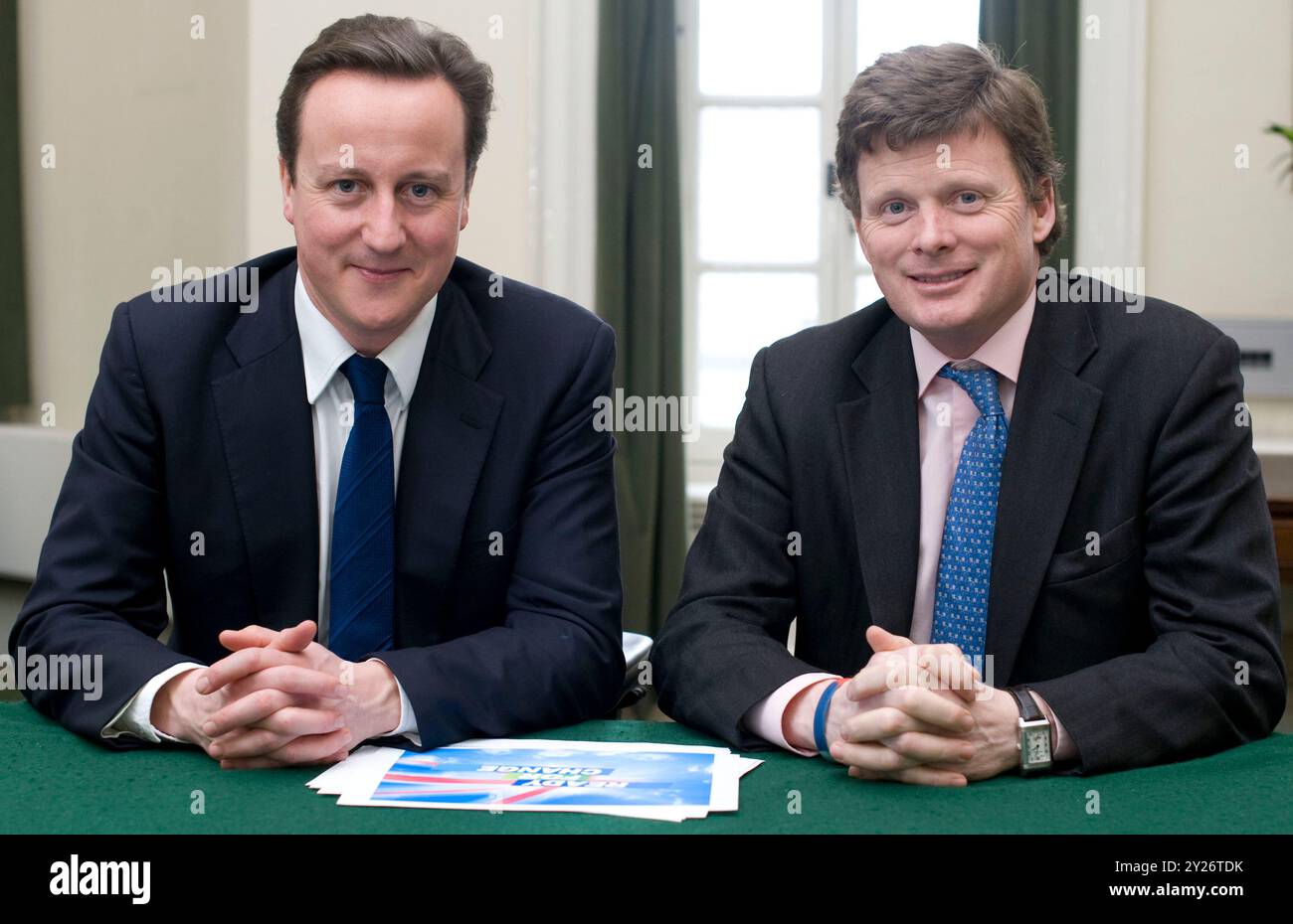 Londra, Regno Unito. 18 gennaio 2010. Immagine © concessa in licenza a Parsons Media. 09/09/2024. Londra, Regno Unito. Lord Benyon - immagini. Downing Street. Lord Benyon è stato nominato Lord Ciambellano da sua Maestà Re Carlo III. Il Lord Ciambellano agisce come una linea di comunicazione tra il Re e la camera dei Lord. File Picture (18 gennaio 2010): Leader del Partito Conservatore David Cameron con Richard Benyon, membro del Parlamento per Newbury, nel suo ufficio a Norman Shaw South, 18 gennaio 2010. Foto di Credit: andrew parsons/Alamy Live News Foto Stock