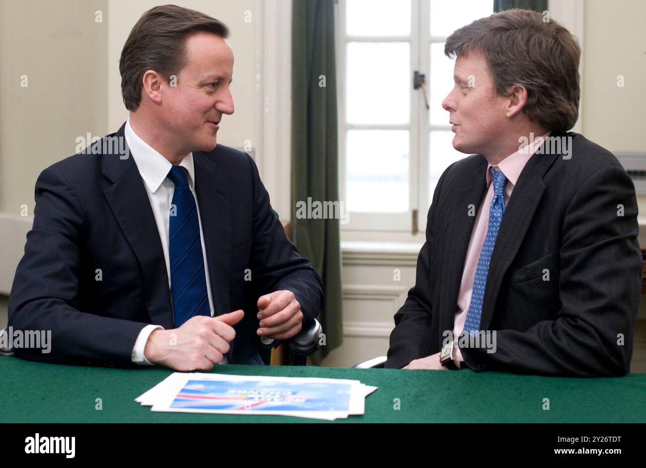 Londra, Regno Unito. 18 gennaio 2010. Immagine © concessa in licenza a Parsons Media. 09/09/2024. Londra, Regno Unito. Lord Benyon - immagini. Downing Street. Lord Benyon è stato nominato Lord Ciambellano da sua Maestà Re Carlo III. Il Lord Ciambellano agisce come una linea di comunicazione tra il Re e la camera dei Lord. File Picture (18 gennaio 2010): Leader del Partito Conservatore David Cameron con Richard Benyon, membro del Parlamento per Newbury, nel suo ufficio a Norman Shaw South, 18 gennaio 2010. Foto di Credit: andrew parsons/Alamy Live News Foto Stock