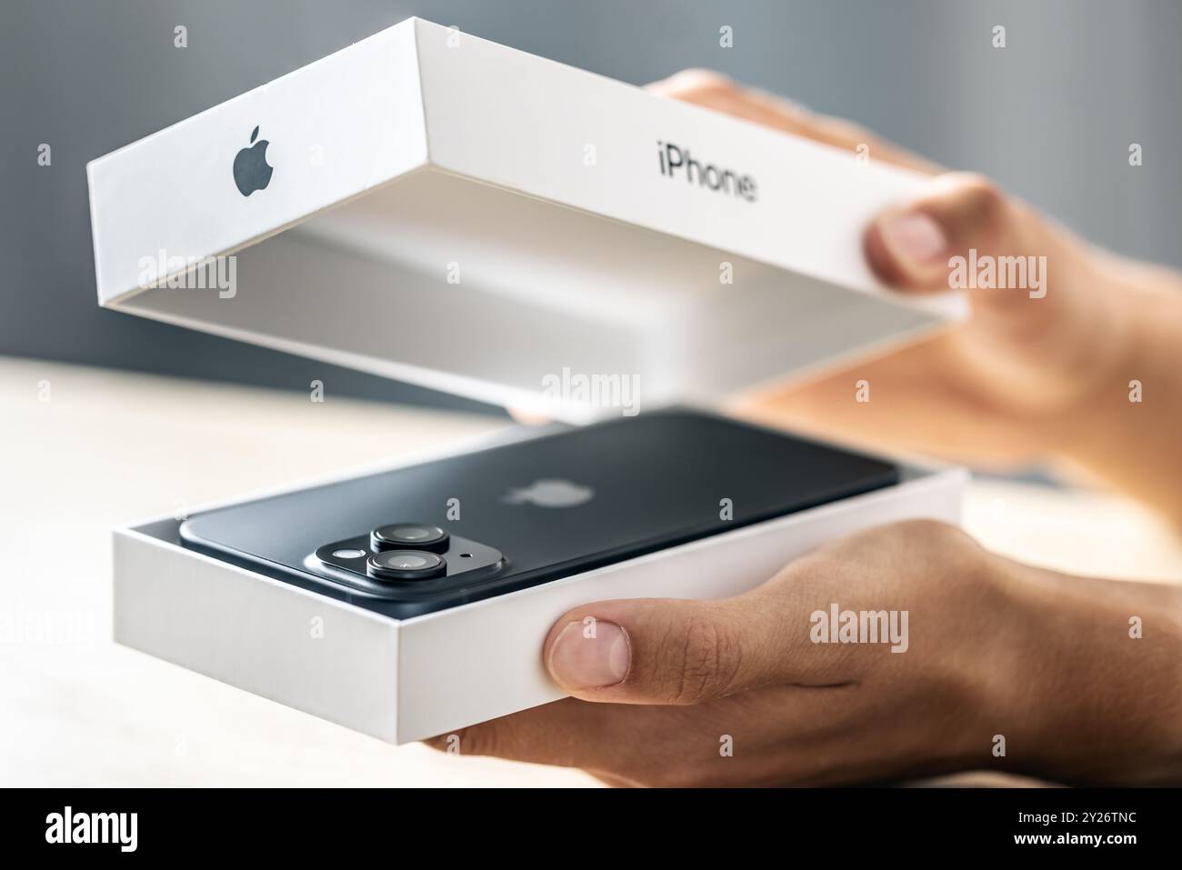 Praga Repubblica Ceca: Settembre - 09 - 2024: Un cliente in un Apple Store ha un nuovo smartphone iPhone in una scatola. Foto Stock