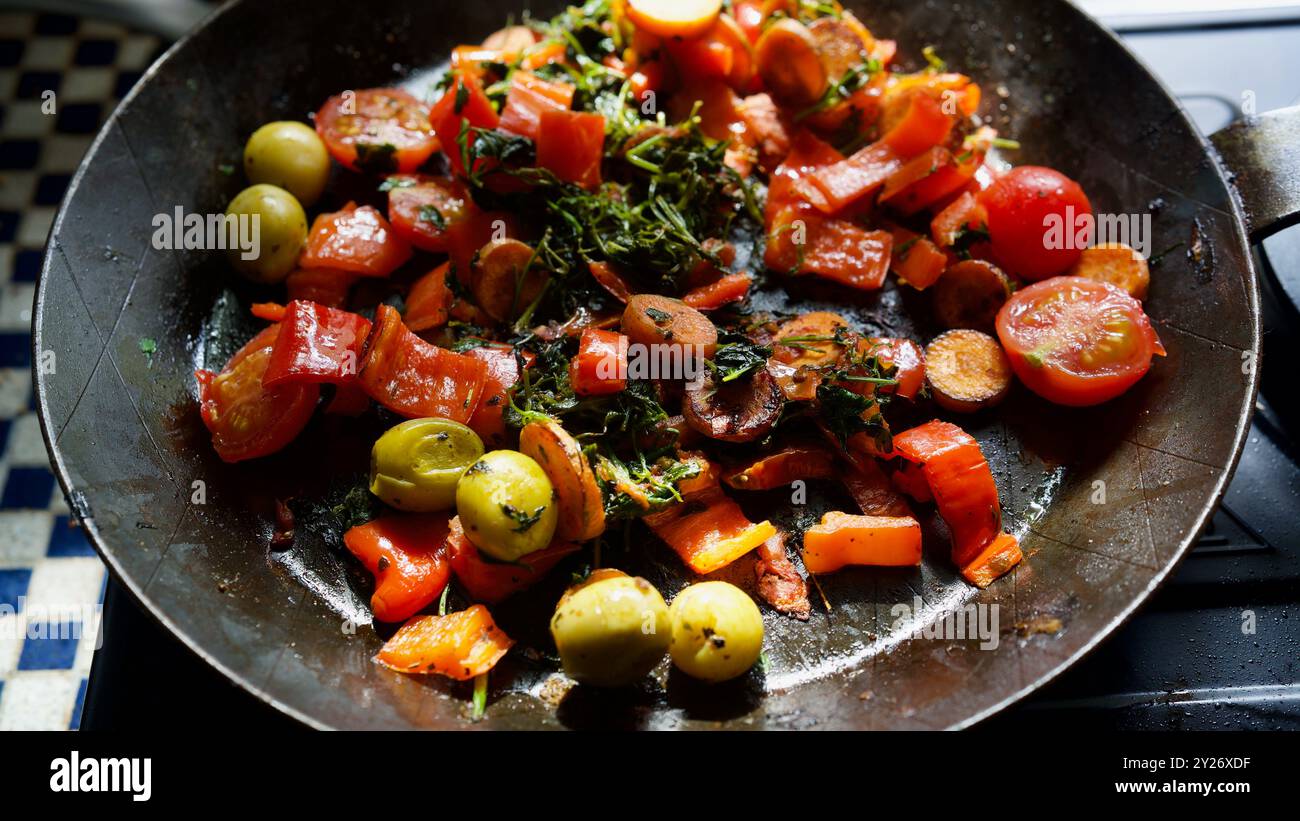 Verdure varie in una padella di ferro battuto. Schizzi di grasso. Foto Stock