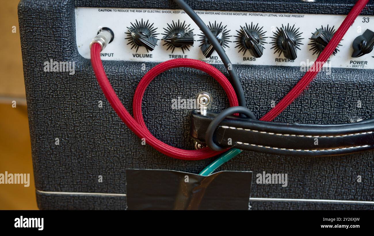 Amplificatore per chitarra con cavo rosso. Foto Stock