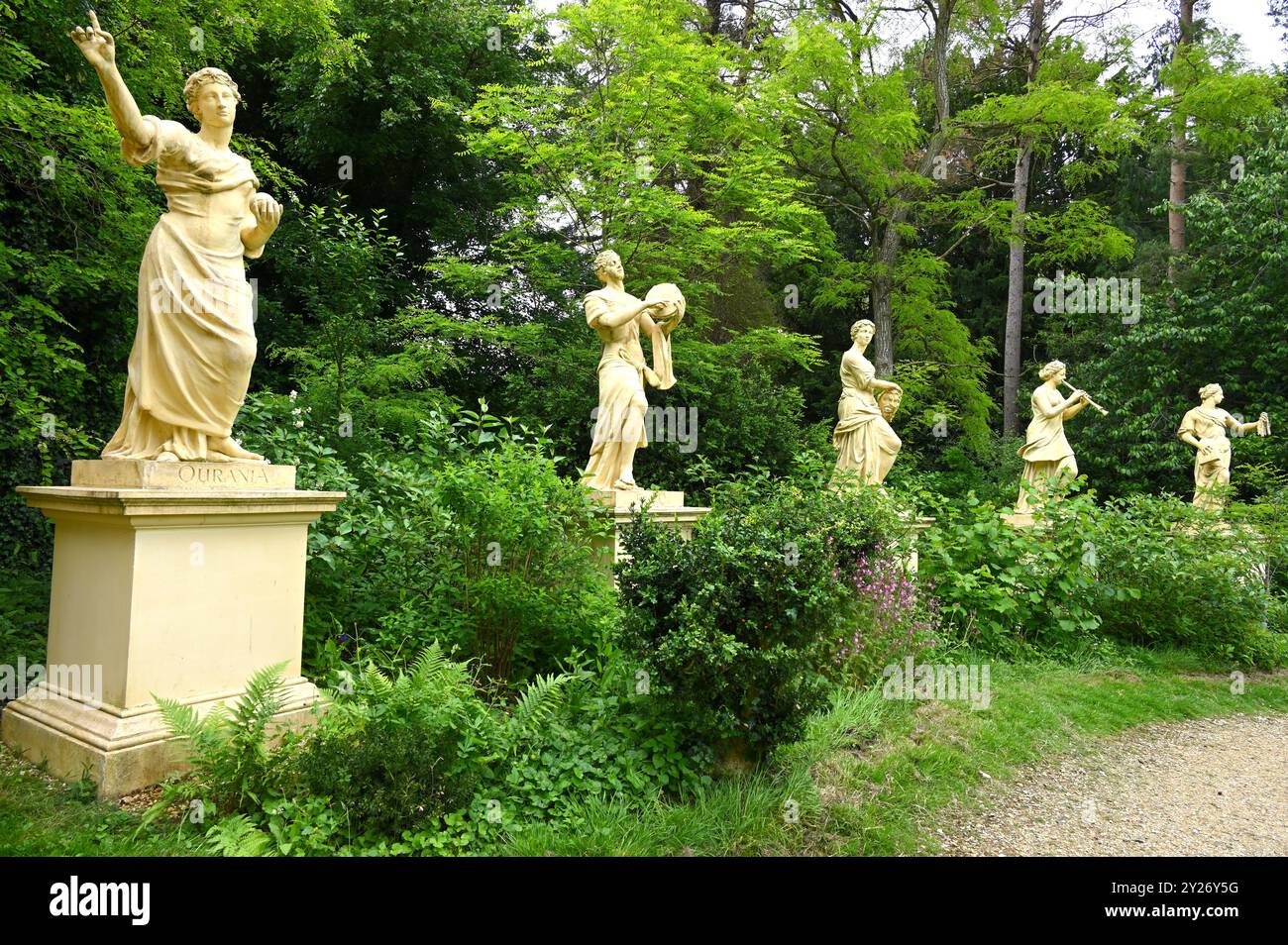 Statue delle muse nel giardino paesaggistico georgiano e parco proprietà del National Trust a Stowe, Buckinghamshire, Inghilterra Foto Stock