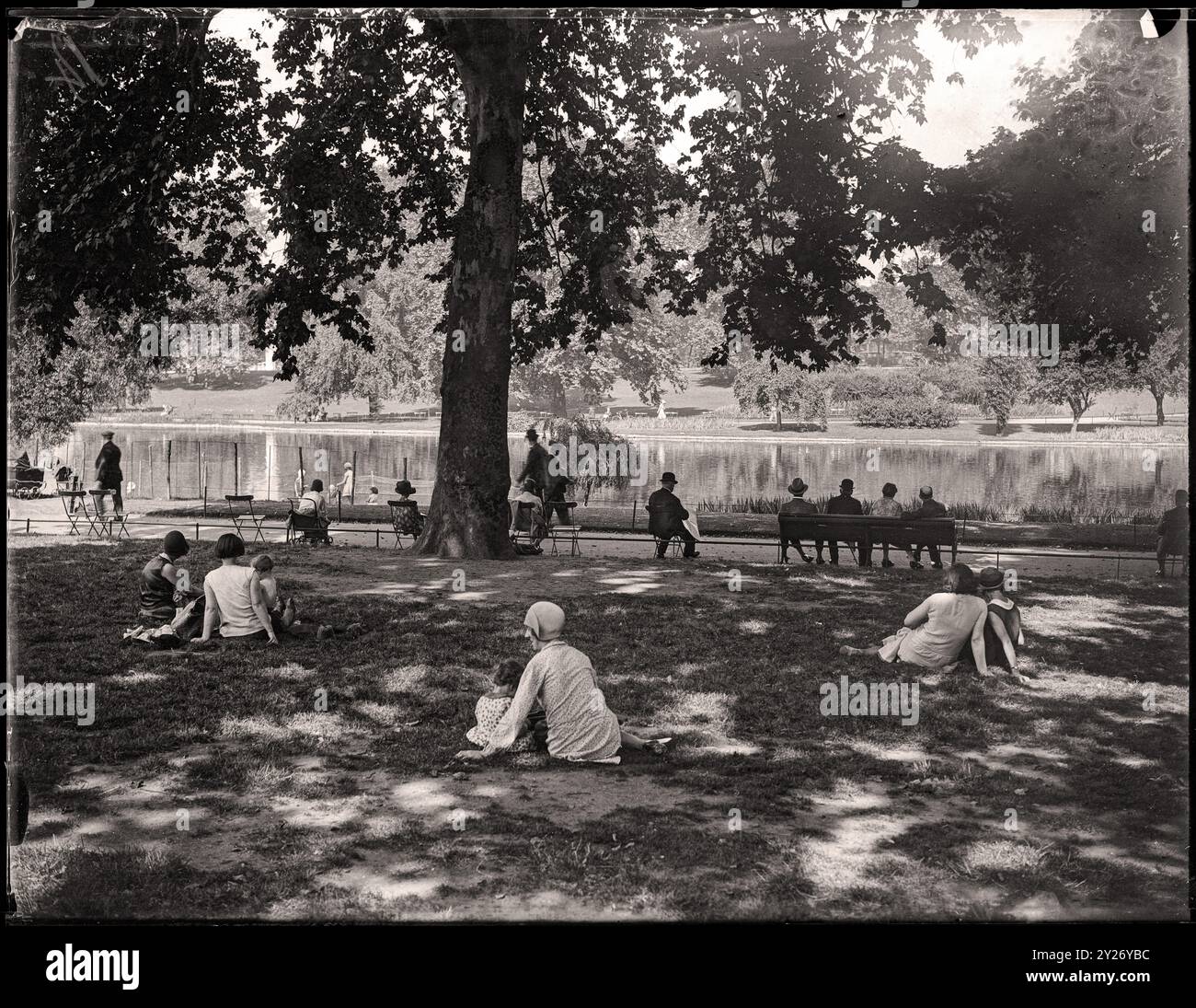 I visitatori cercano l'ombra di St. James Park a Londra durante un'ondata di caldo estivo. 27 agosto 1931. Immagine del negativo del vetro da 4x5 pollici. Foto Stock