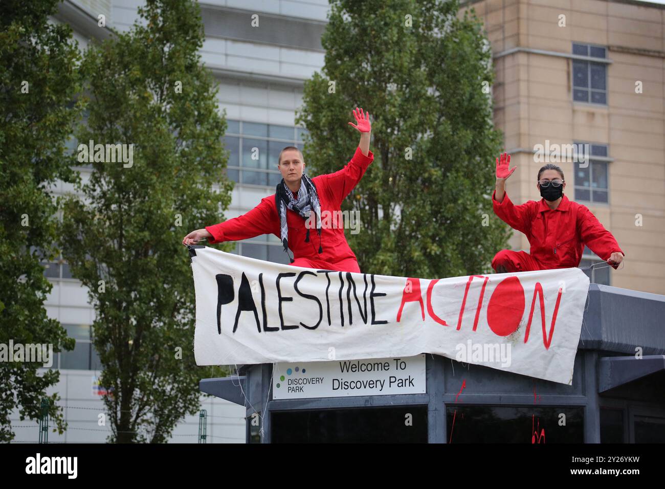 Sandwich, Inghilterra, Regno Unito. 9 settembre 2024. Gli attivisti in cima a uno stand di sicurezza svelano uno striscione con la scritta "˜Palestine Action". Attivisti della Palestine Action colpiscono la fabbrica Instro Precision di Sandwich, nel Kent, con azione diretta che occupa tetti e cancelli di blocco. La compagnia di proprietà della compagnia israeliana Elbit Systems è al centro del gruppo filo-palestinese. Crediti: ZUMA Press, Inc./Alamy Live News Foto Stock