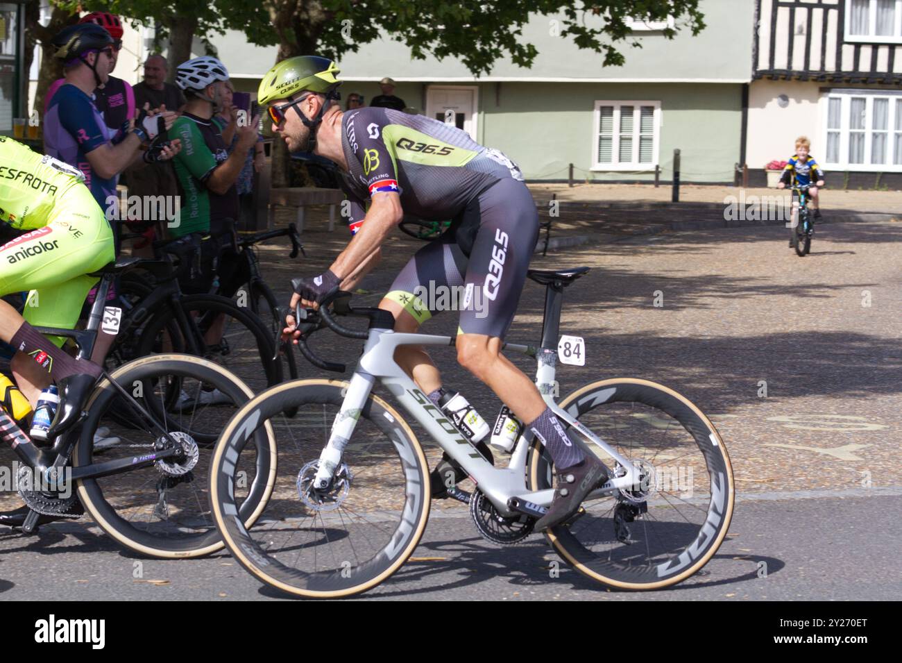 Il tour in bicicletta della 6a tappa della Gran Bretagna da Lowestoft a Felixstowe. Joey Rosskopf del Q36.5 Pro Cycling Team in sella al Wickham Market. Foto Stock